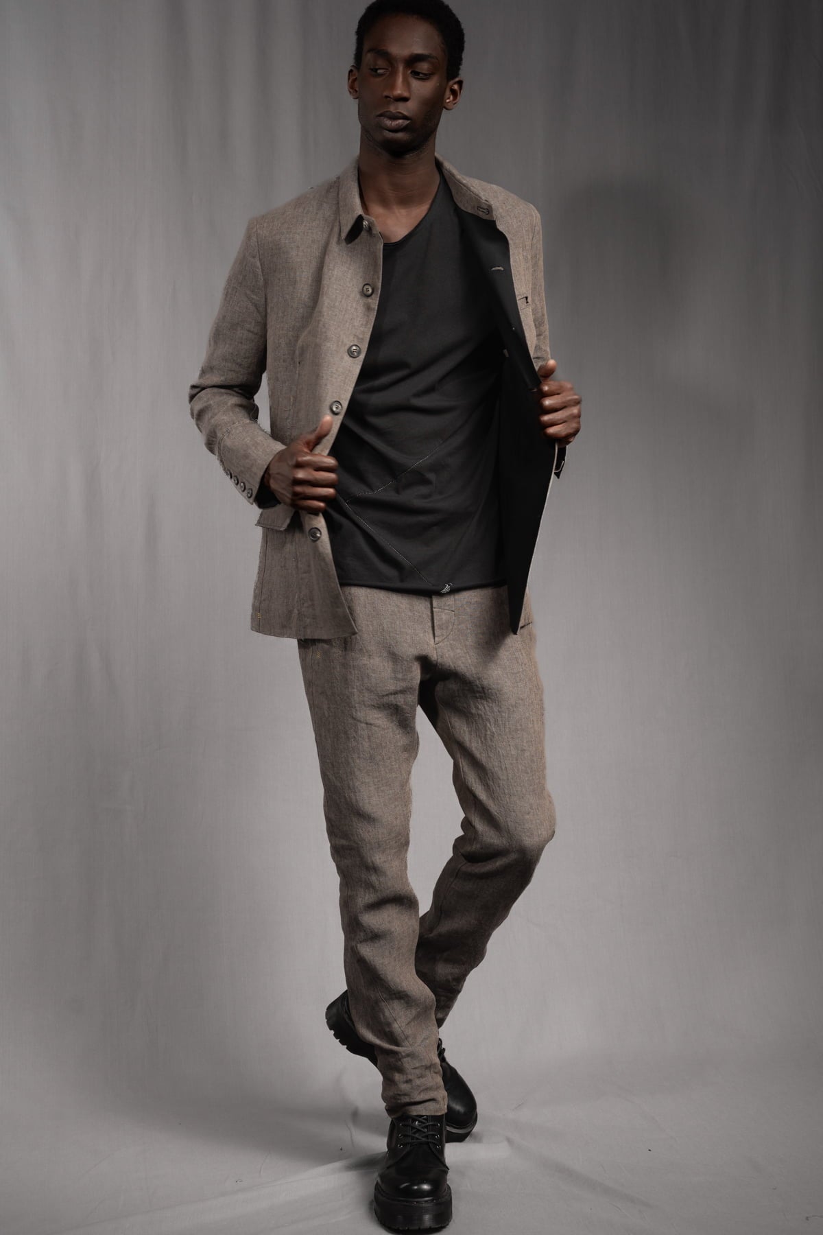 eigensinnig wien | GroPop | Nonkonformistischer Sommeranzug für Herren aus feinem italienischen Leinen