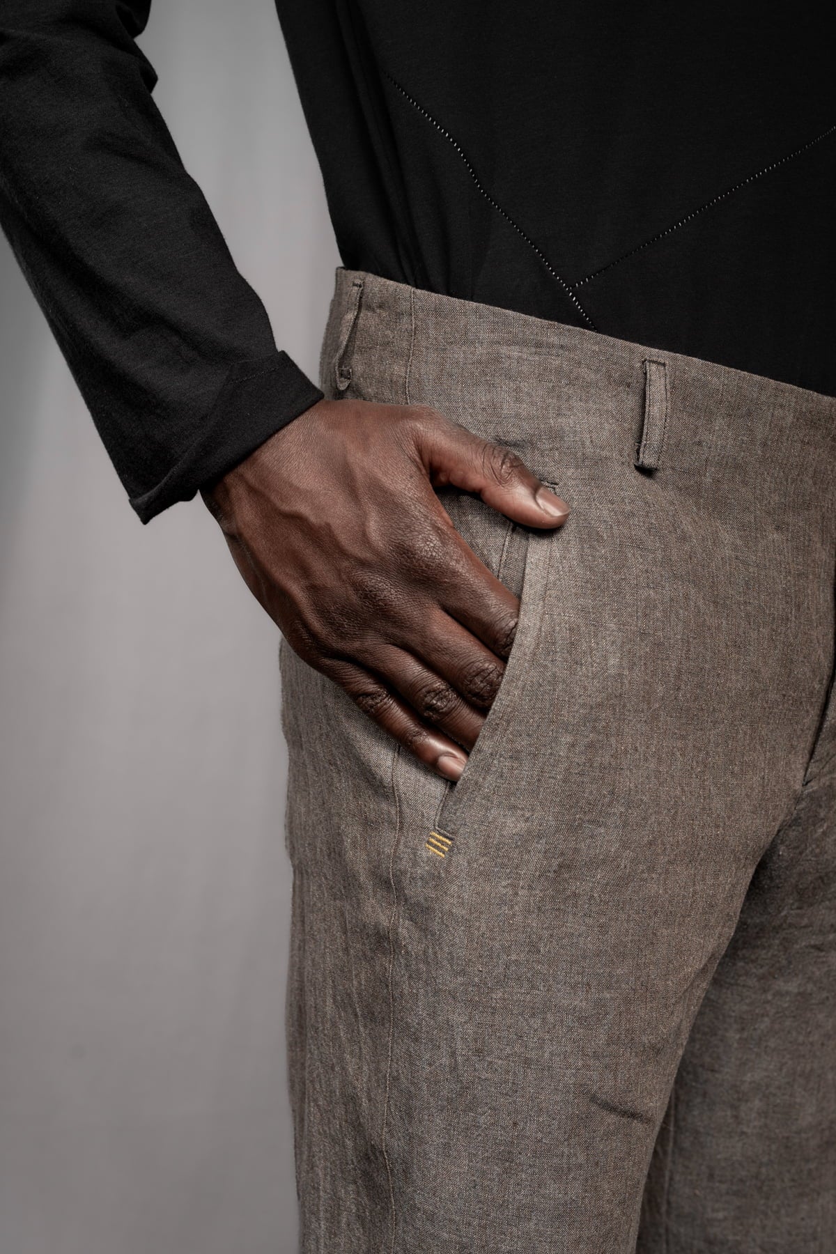 eigensinnig wien | GroTho | Designer-Sommeranzug für Herren aus Leinen mit Overshirt und schmaler Hose