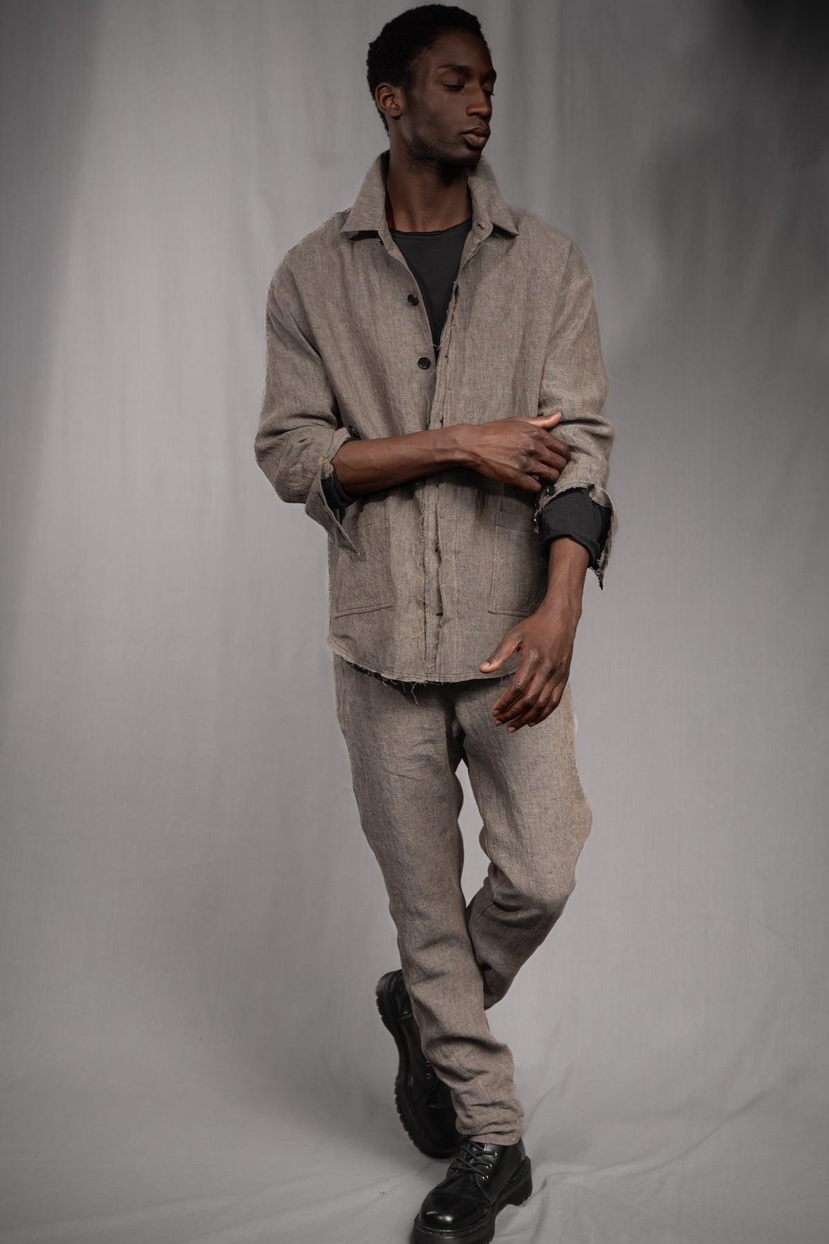 eigensinnig wien | GroTho | Designer-Sommeranzug für Herren aus Leinen mit Overshirt und schmaler Hose