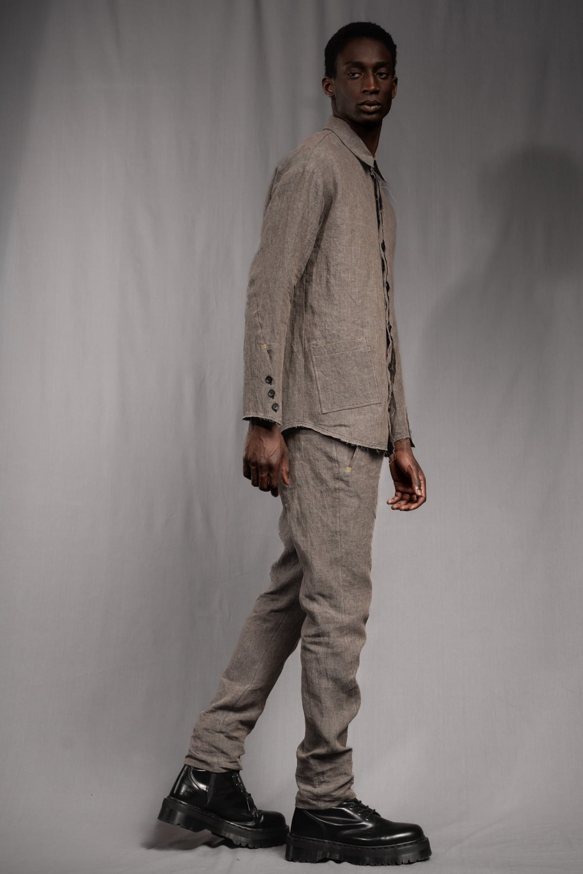 eigensinnig wien | GroTho | Designer-Sommeranzug für Herren aus Leinen mit Overshirt und schmaler Hose