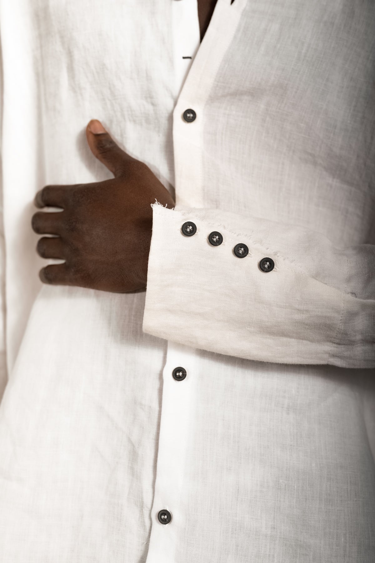 eigensinnig wien | Gruen | Lockeres Herren Designer Leinenhemd in Weiß