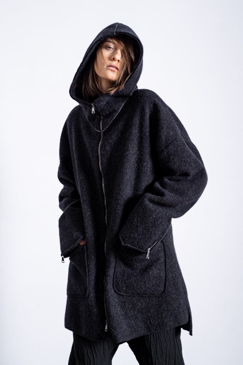 eigensinnig wien | Hades | Alpakamantel für Damen und Herren für den Winter im Oversize Design in schwarz