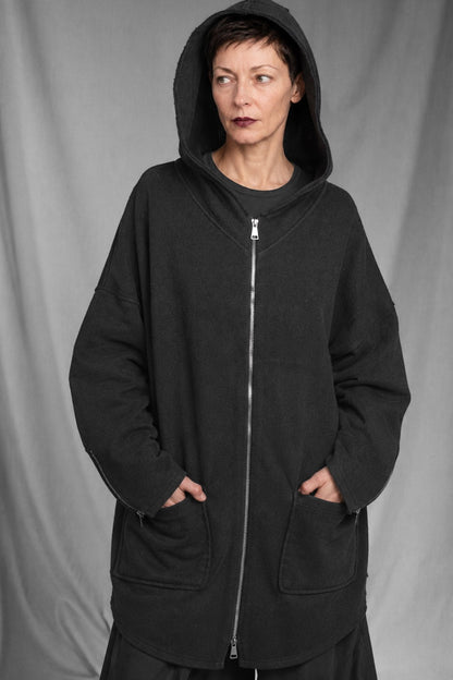 eigensinnig wien | Hades | Schwarzer, hochwertiger Designer-Wollcardigan mit Kapuze im Oversize-Schnitt