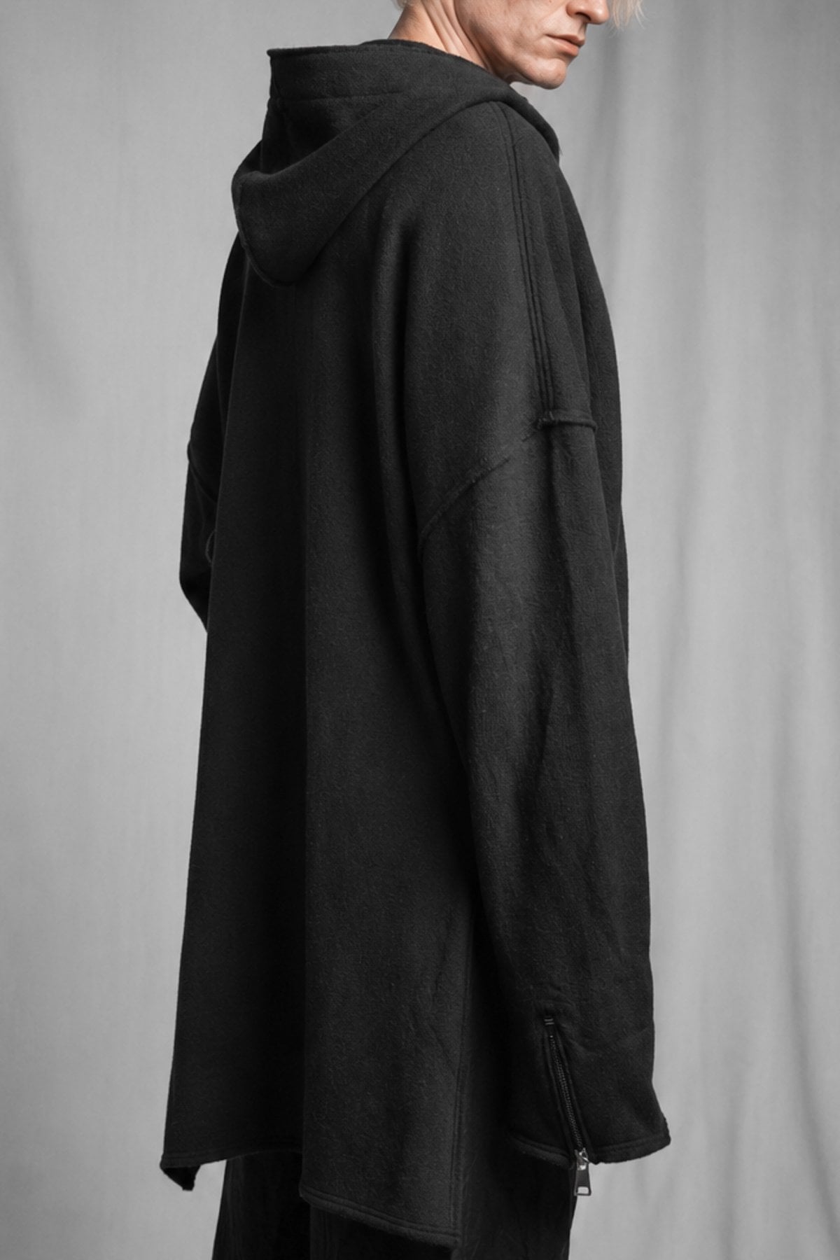 eigensinnig wien | Hades | Schwarzer, hochwertiger Designer-Wollcardigan mit Kapuze im Oversize-Schnitt