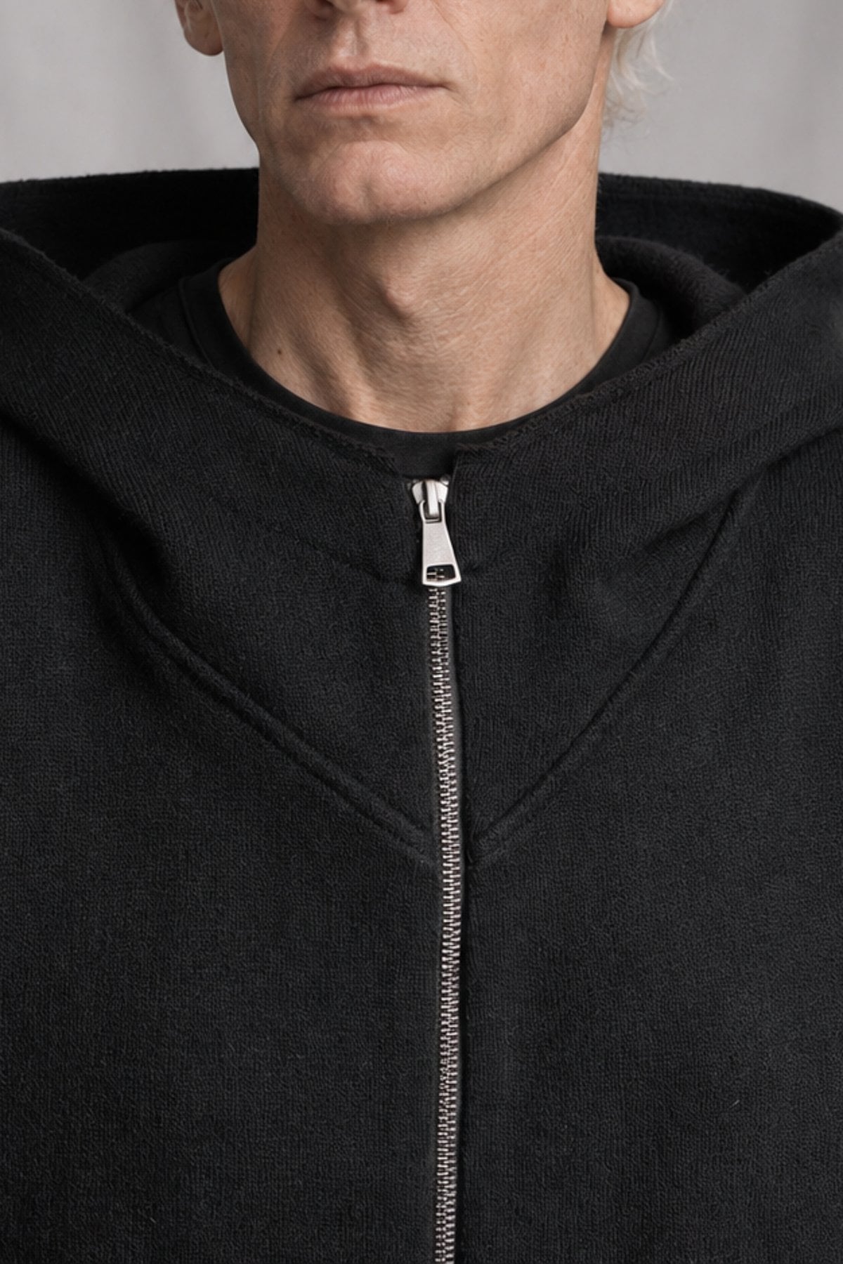 eigensinnig wien | Hades | Schwarzer, hochwertiger Designer-Wollcardigan mit Kapuze im Oversize-Schnitt