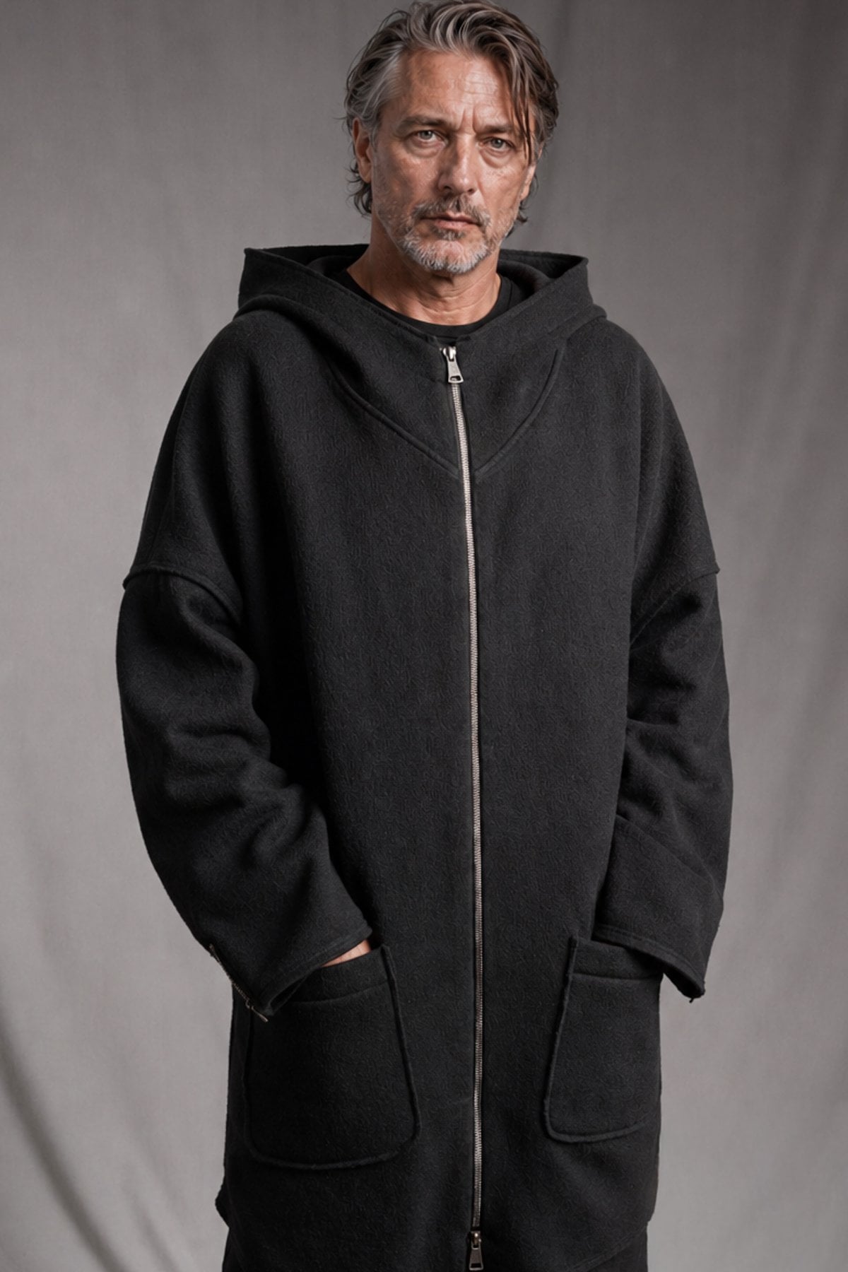 eigensinnig wien | Hades | Schwarzer, hochwertiger Designer-Wollcardigan mit Kapuze im Oversize-Schnitt