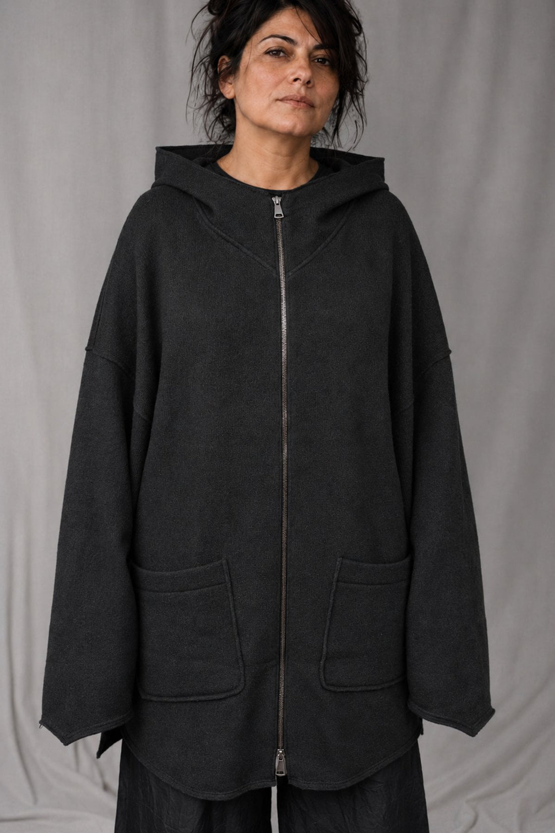 eigensinnig wien | Hades | Schwarzer, hochwertiger Designer-Wollcardigan mit Kapuze im Oversize-Schnitt