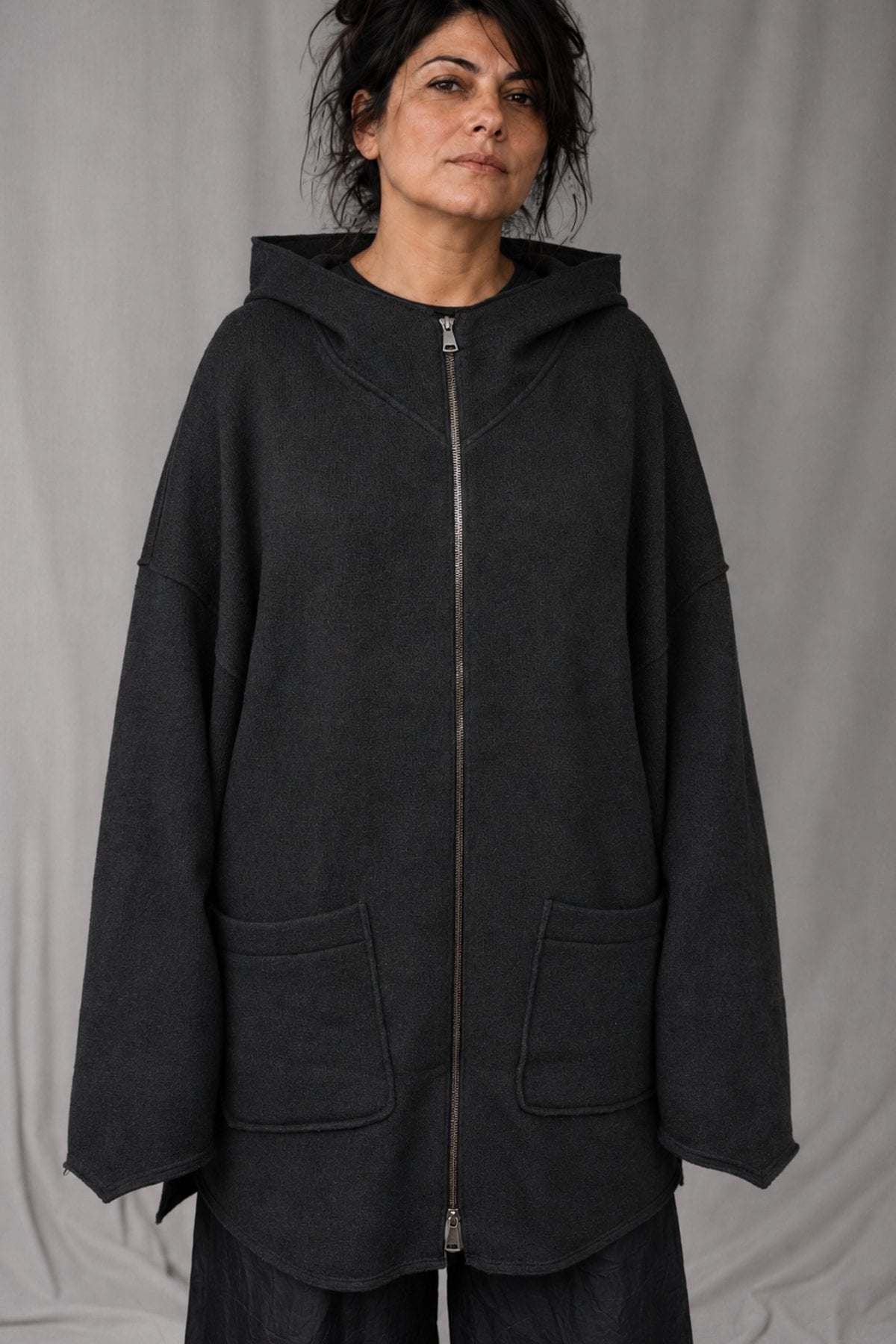 eigensinnig wien | Hades | Schwarzer, hochwertiger Designer-Wollcardigan mit Kapuze im Oversize-Schnitt