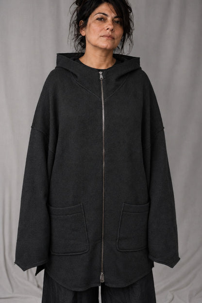 eigensinnig wien | Hades | Schwarzer, hochwertiger Designer-Wollcardigan mit Kapuze im Oversize-Schnitt
