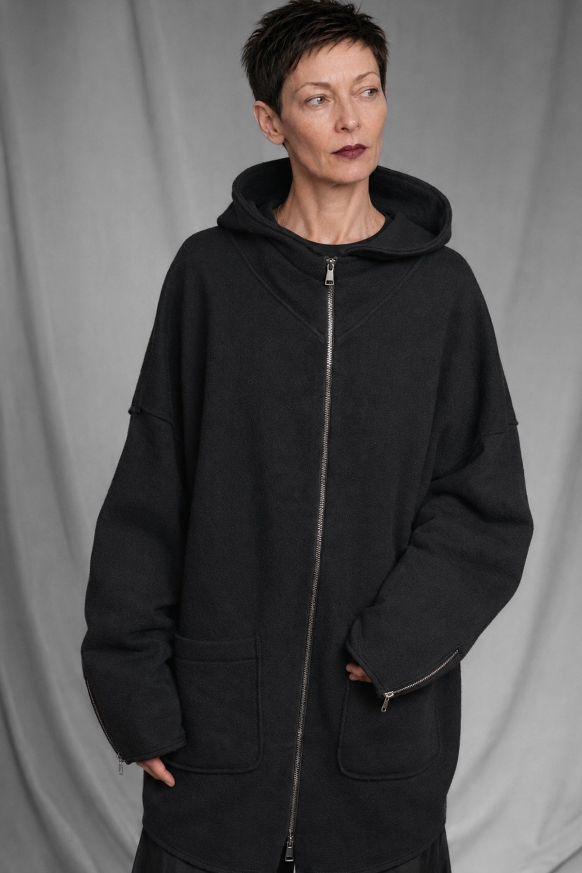 eigensinnig wien | Hades | Schwarzer, hochwertiger Designer-Wollcardigan mit Kapuze im Oversize-Schnitt