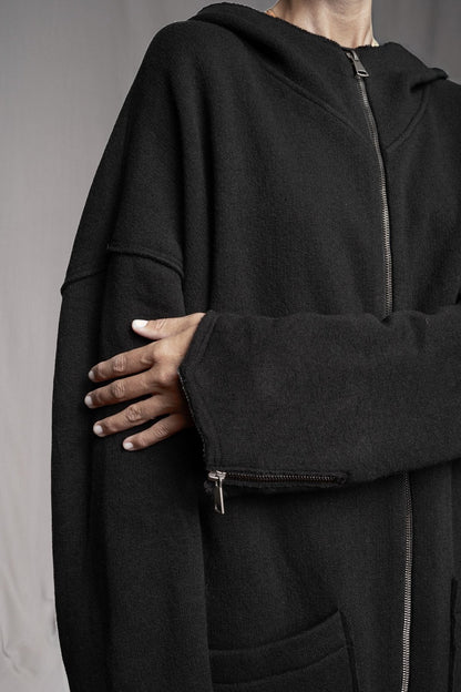 eigensinnig wien | Hades | Schwarzer, hochwertiger Designer-Wollcardigan mit Kapuze im Oversize-Schnitt