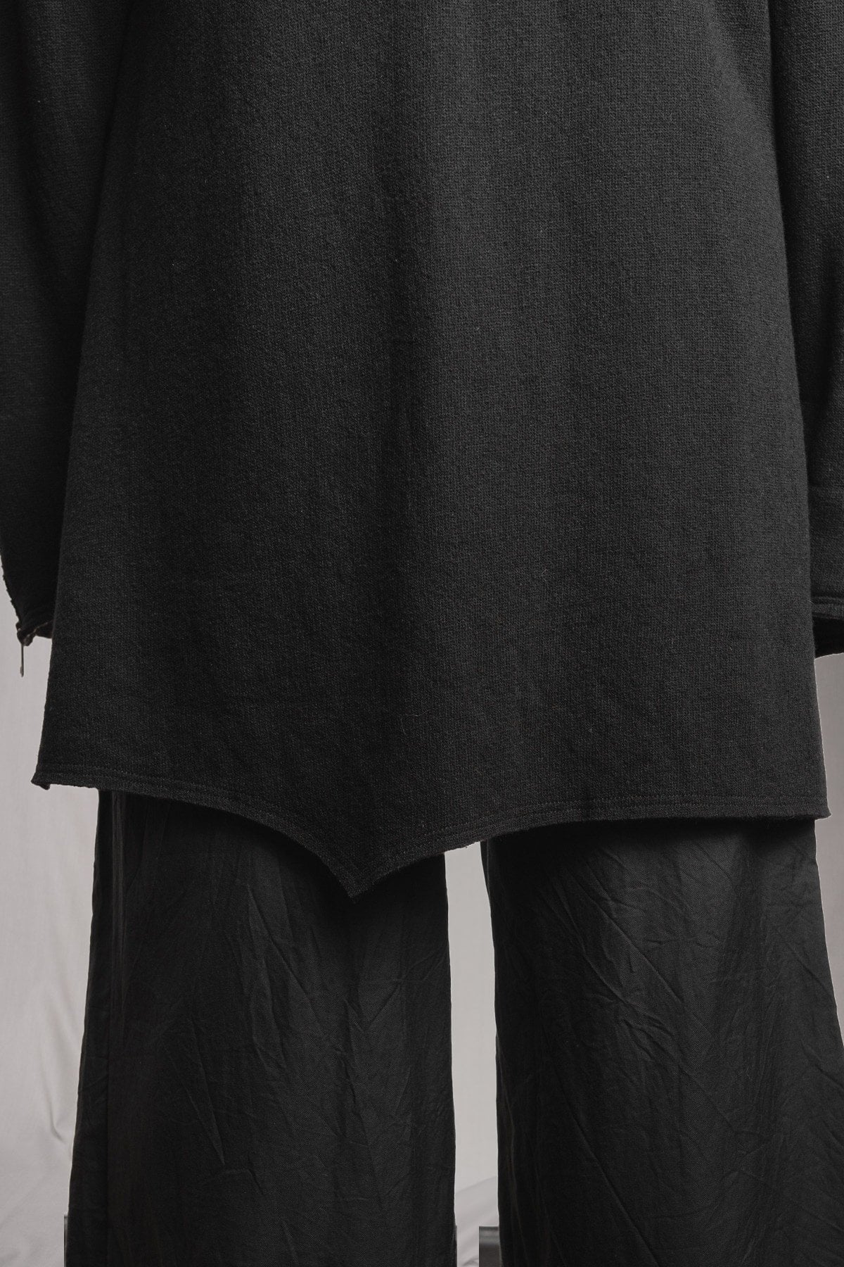eigensinnig wien | Hades | Schwarzer, hochwertiger Designer-Wollcardigan mit Kapuze im Oversize-Schnitt