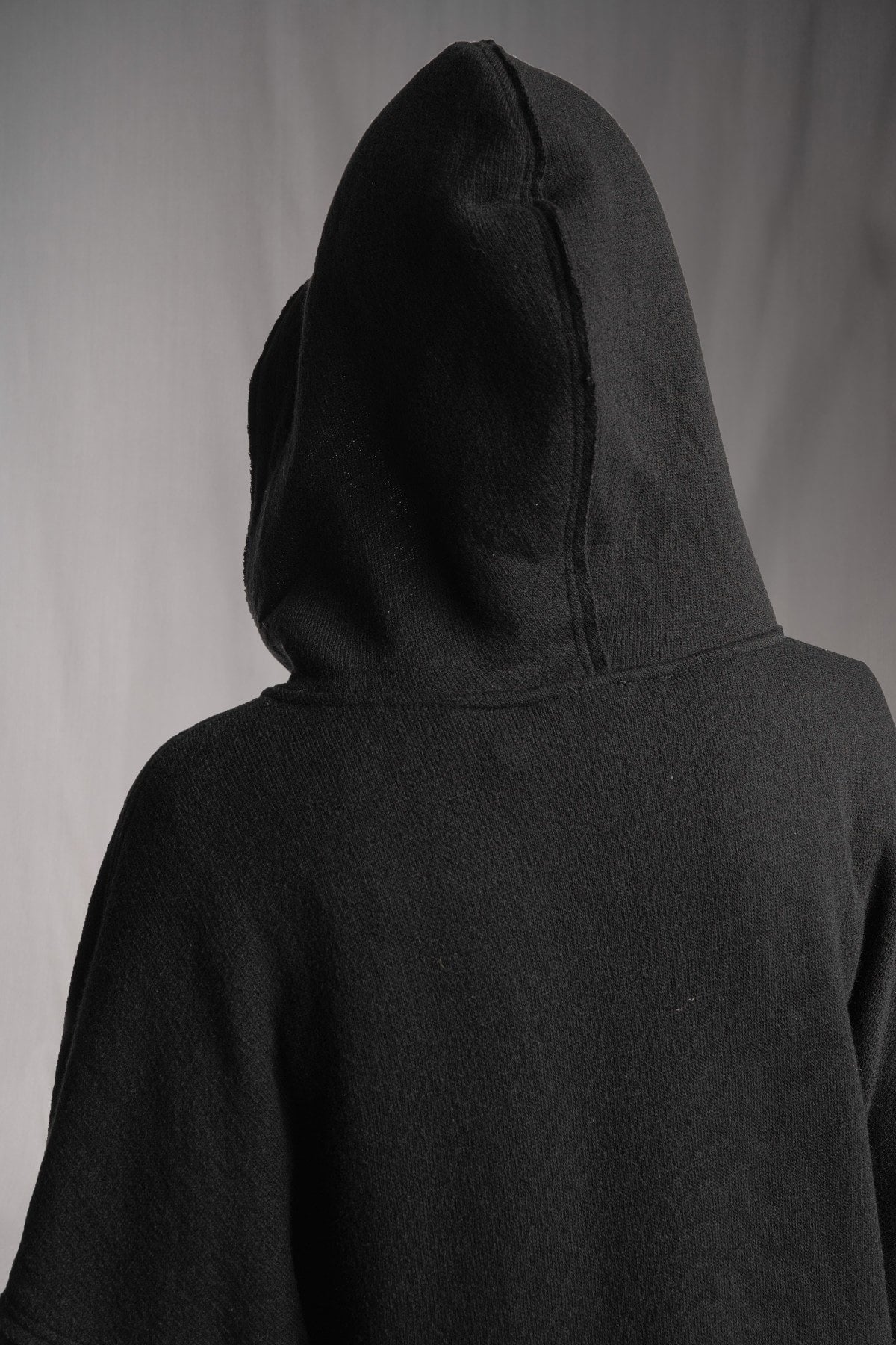 eigensinnig wien | Hades | Schwarzer, hochwertiger Designer-Wollcardigan mit Kapuze im Oversize-Schnitt