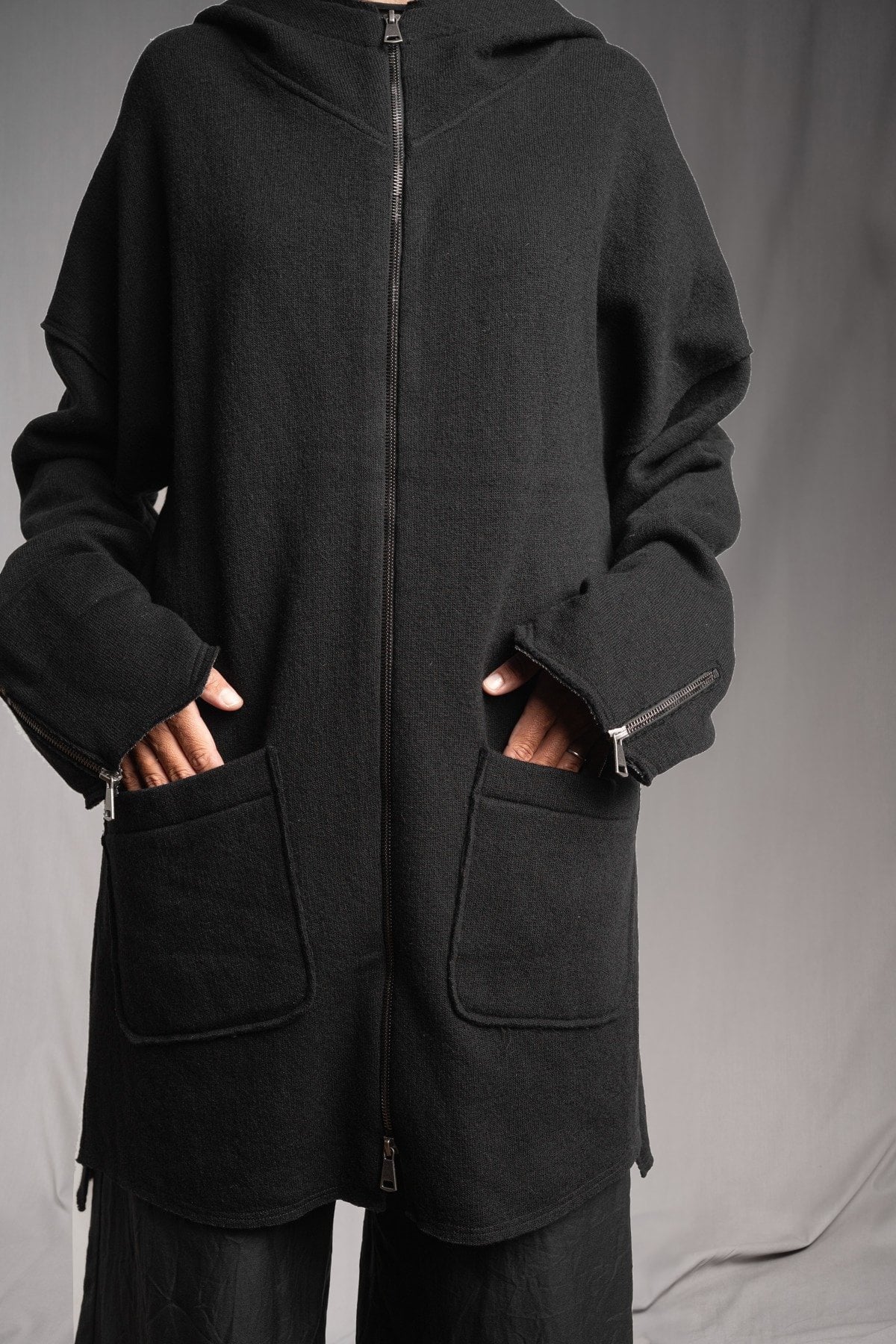 eigensinnig wien | Hades | Schwarzer, hochwertiger Designer-Wollcardigan mit Kapuze im Oversize-Schnitt