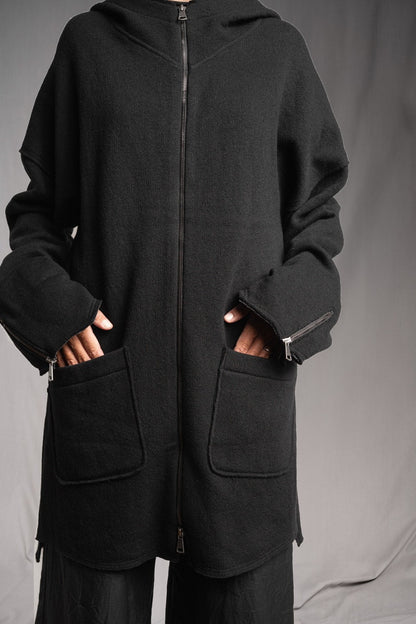 eigensinnig wien | Hades | Schwarzer, hochwertiger Designer-Wollcardigan mit Kapuze im Oversize-Schnitt