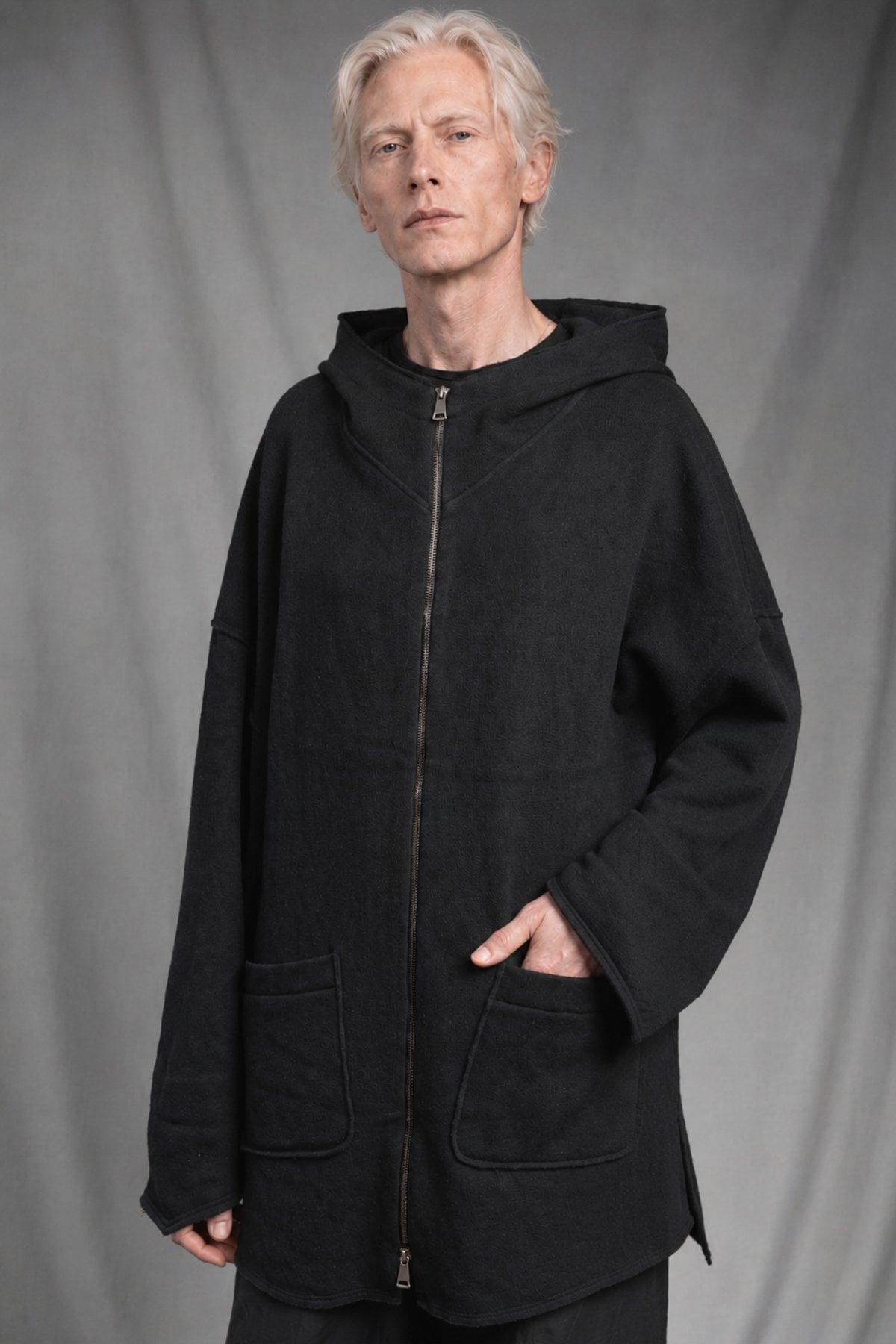 eigensinnig wien | Hades | Schwarzer, hochwertiger Designer-Wollcardigan mit Kapuze im Oversize-Schnitt