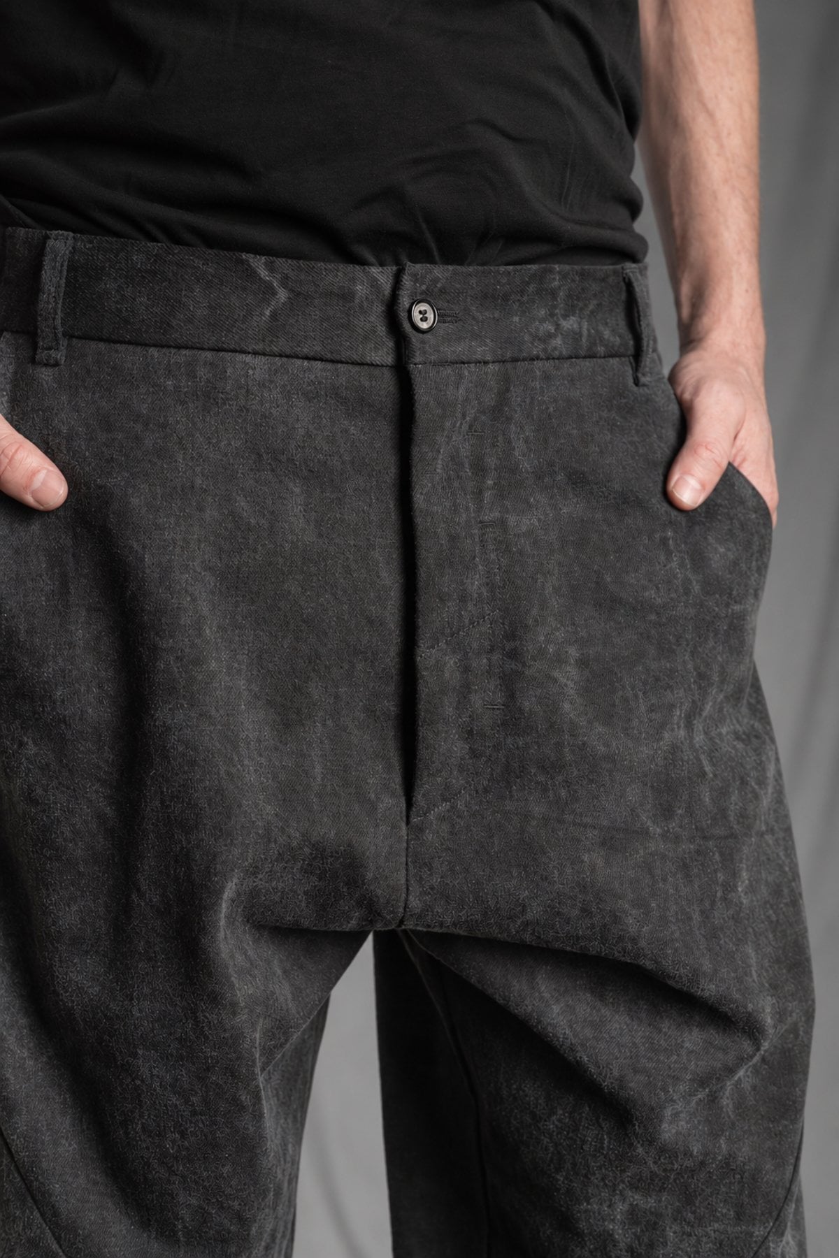 eigensinnig wien | HusGas | Designer-Herrenanzug aus Denim mit Bikerjacke und Baggy Hose in Dirty Grey