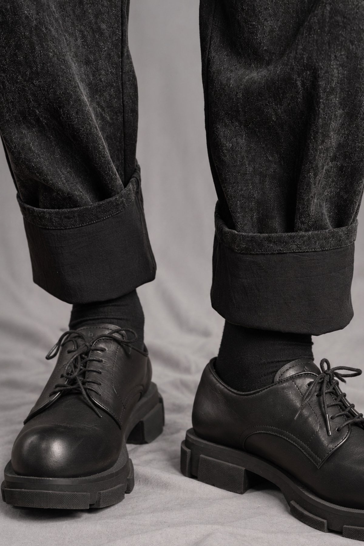eigensinnig wien | HusGas | Designer-Herrenanzug aus Denim mit Bikerjacke und Baggy Hose in Dirty Grey