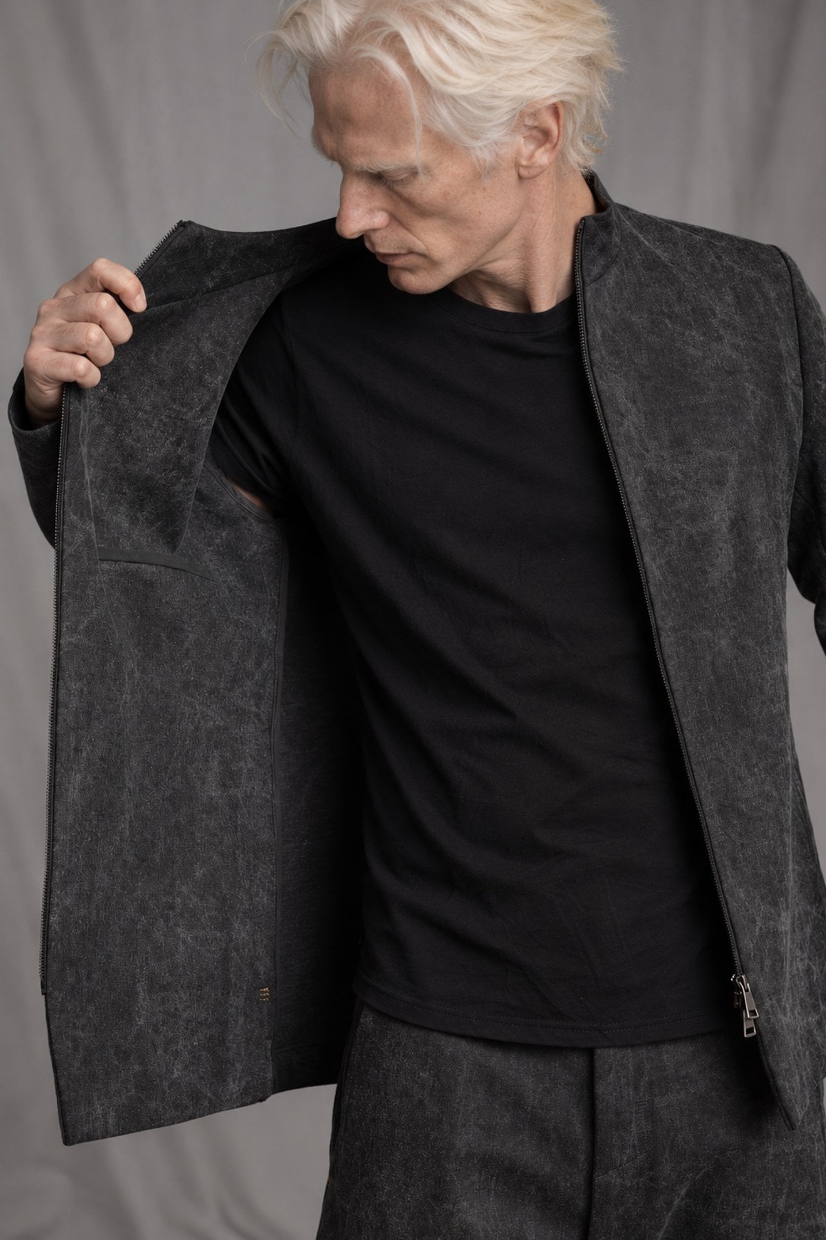 eigensinnig wien | HusGas | Designer-Herrenanzug aus Denim mit Bikerjacke und Baggy Hose in Dirty Grey