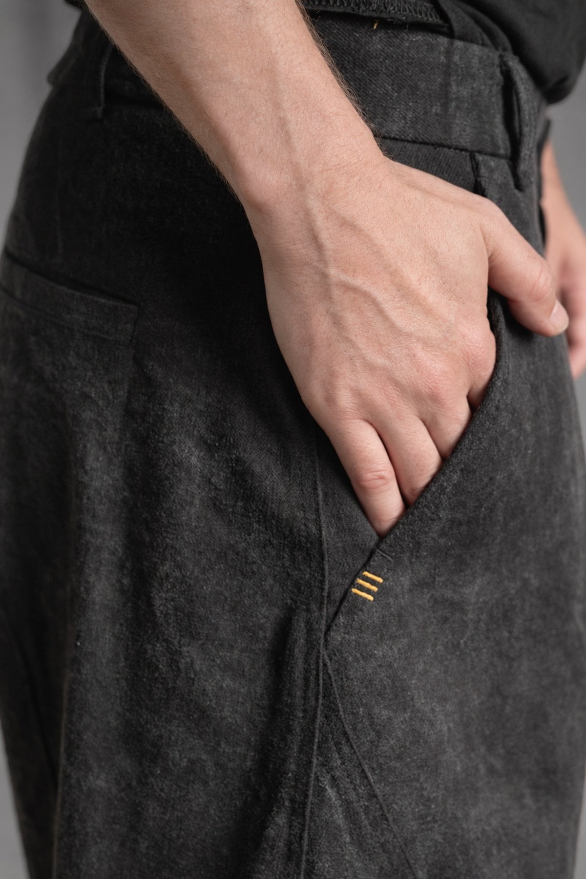 eigensinnig wien | HusGas | Designer-Herrenanzug aus Denim mit Bikerjacke und Baggy Hose in Dirty Grey