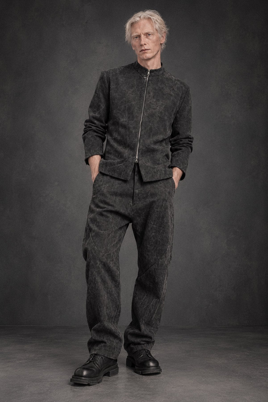 eigensinnig wien | HusGas | Designer-Herrenanzug aus Denim mit Bikerjacke und Baggy Hose in Dirty Grey
