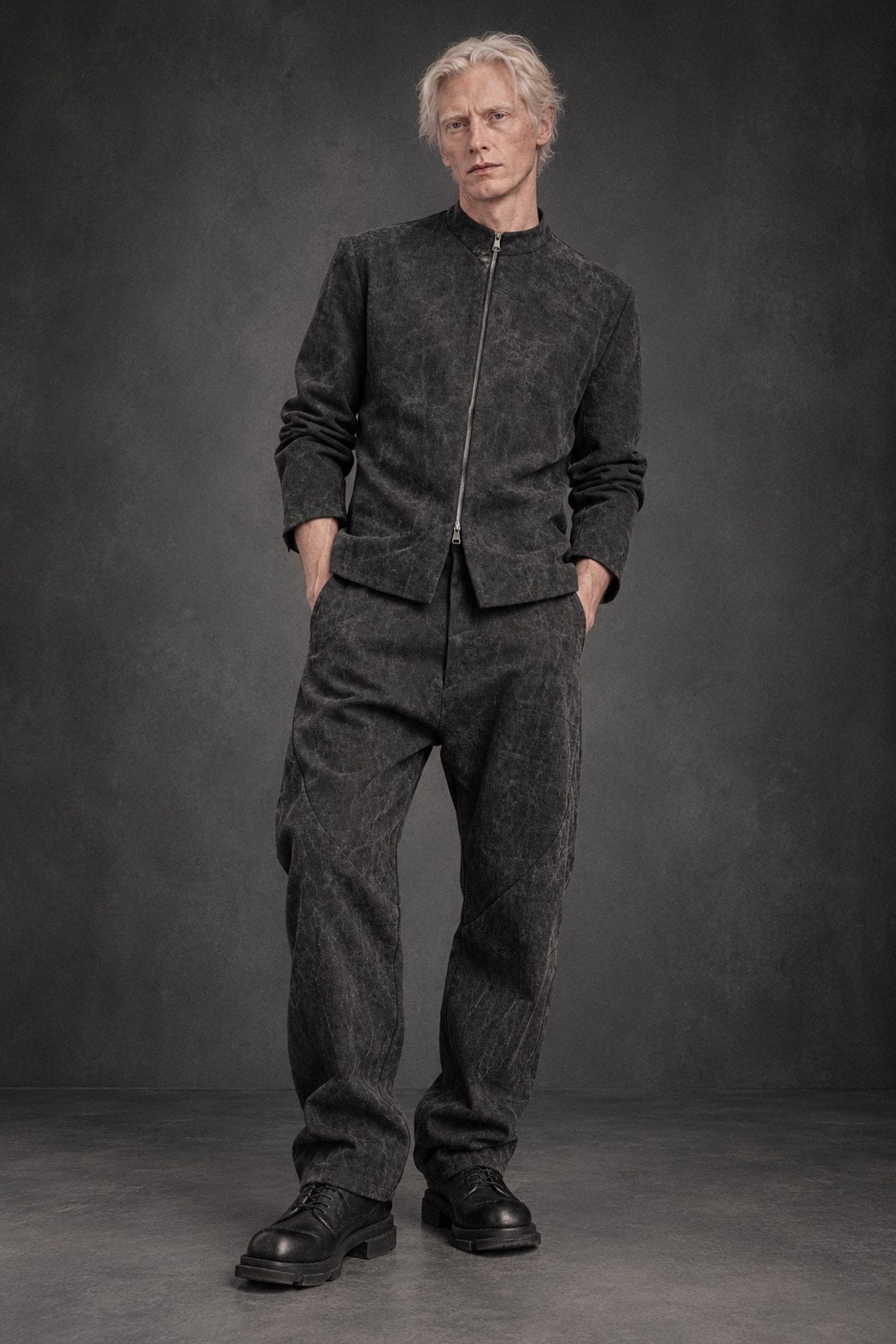 eigensinnig wien | HusGas | Designer-Herrenanzug aus Denim mit Bikerjacke und Baggy Hose in Dirty Grey
