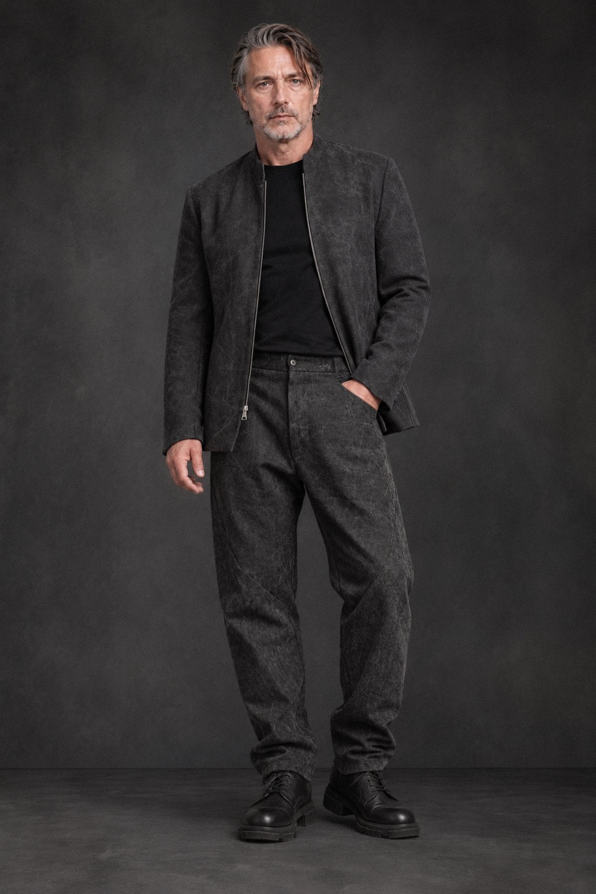 eigensinnig wien | HusGas | Designer-Herrenanzug aus Denim mit Bikerjacke und Baggy Hose in Dirty Grey