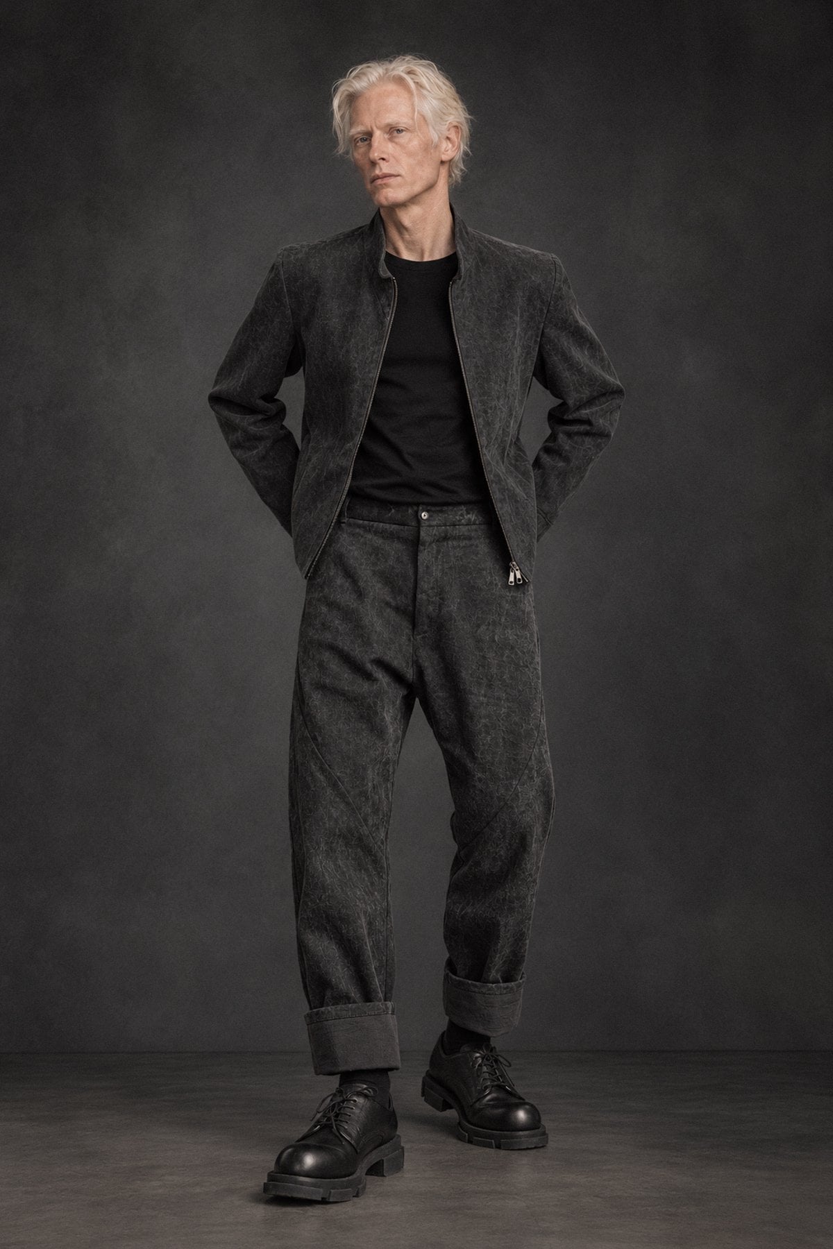 eigensinnig wien | HusGas | Designer-Herrenanzug aus Denim mit Bikerjacke und Baggy Hose in Dirty Grey
