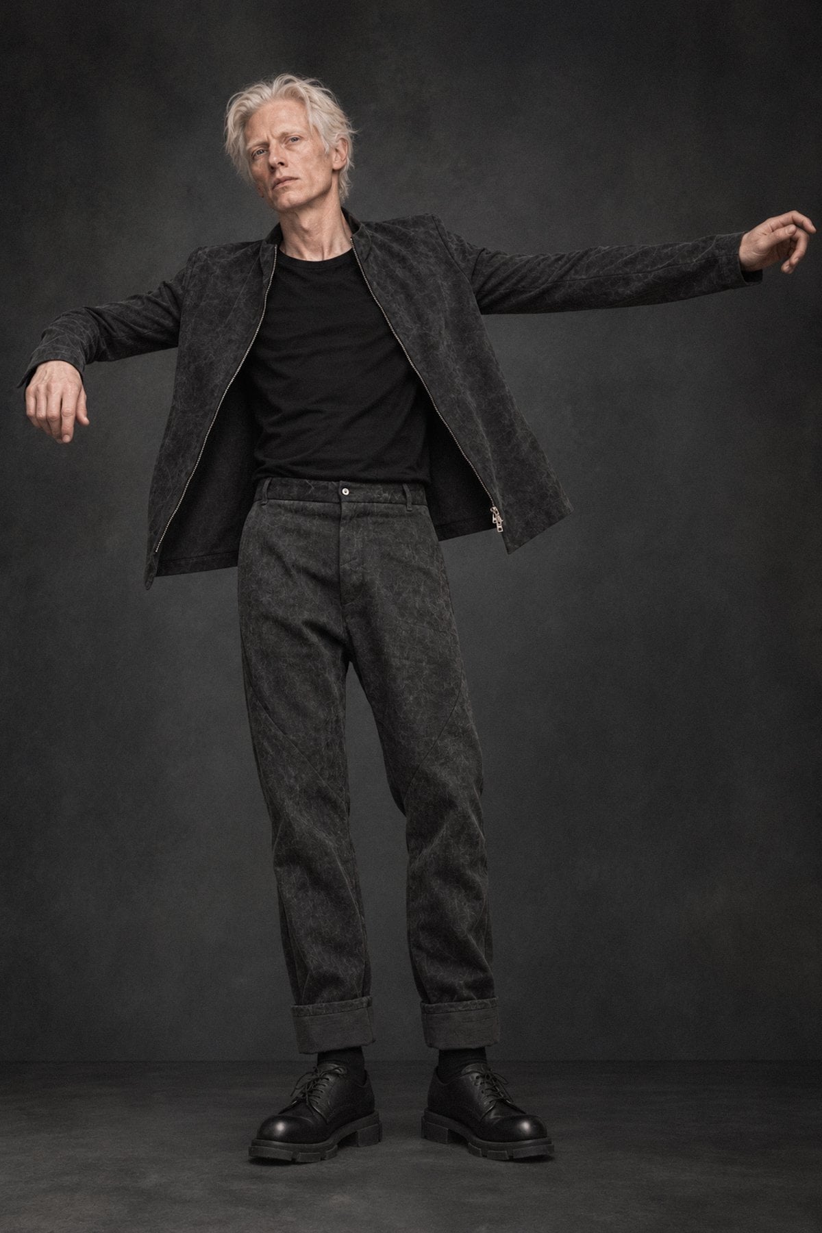 eigensinnig wien | HusGas | Designer-Herrenanzug aus Denim mit Bikerjacke und Baggy Hose in Dirty Grey
