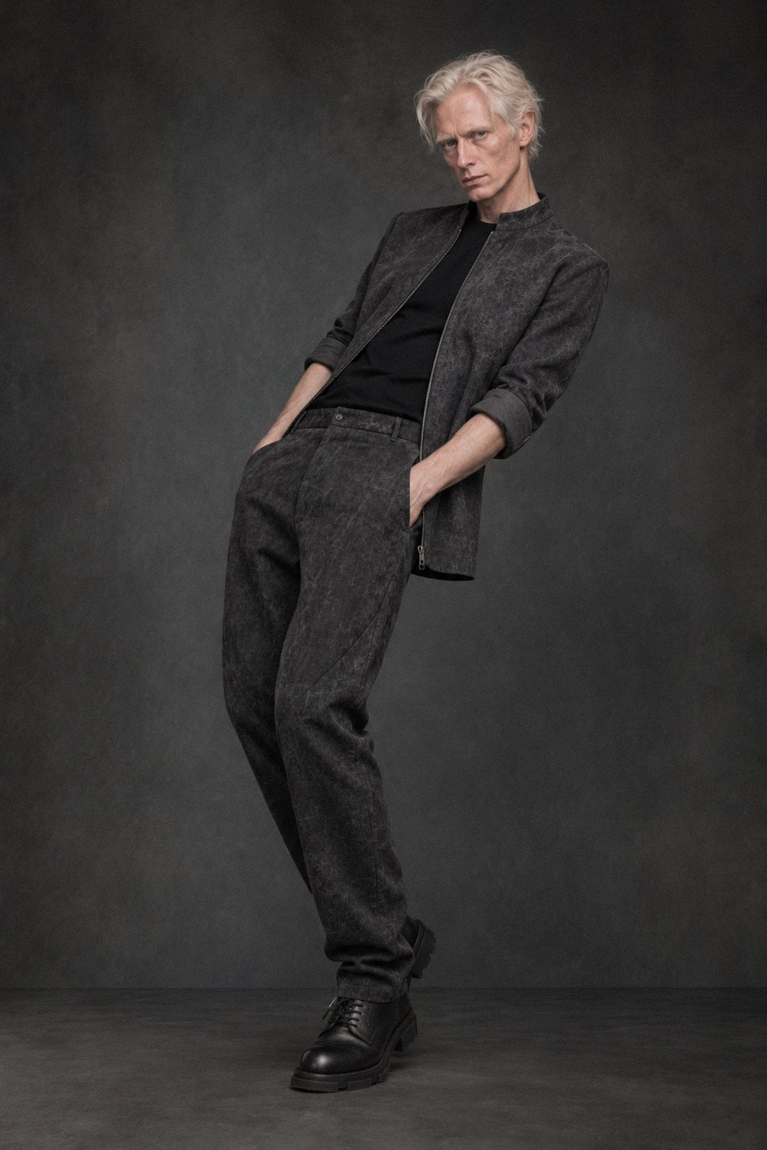 eigensinnig wien | HusGas | Designer-Herrenanzug aus Denim mit Bikerjacke und Baggy Hose in Dirty Grey