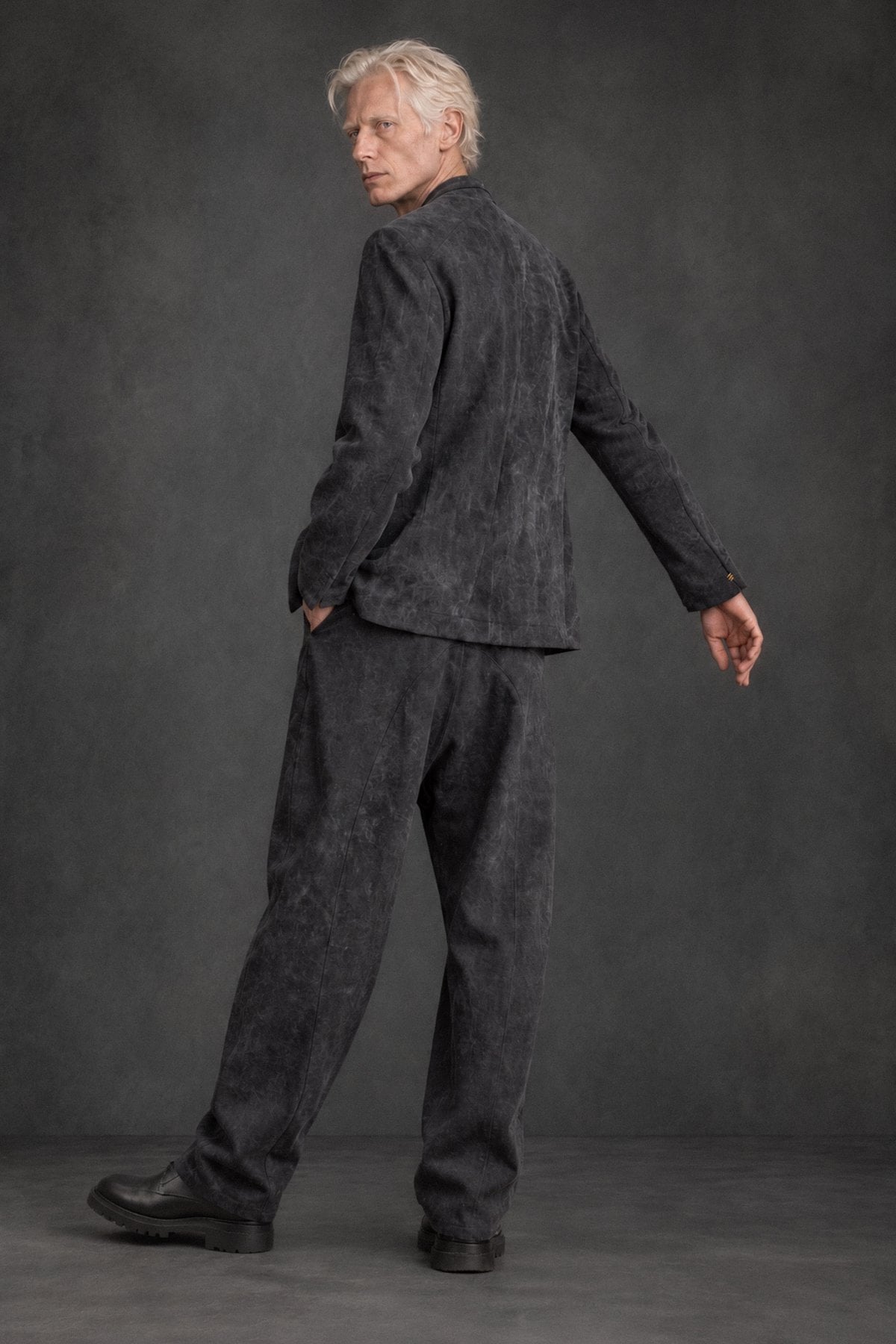 eigensinnig wien | HusGas | Designer-Herrenanzug aus Denim mit Bikerjacke und Baggy Hose in Dirty Grey