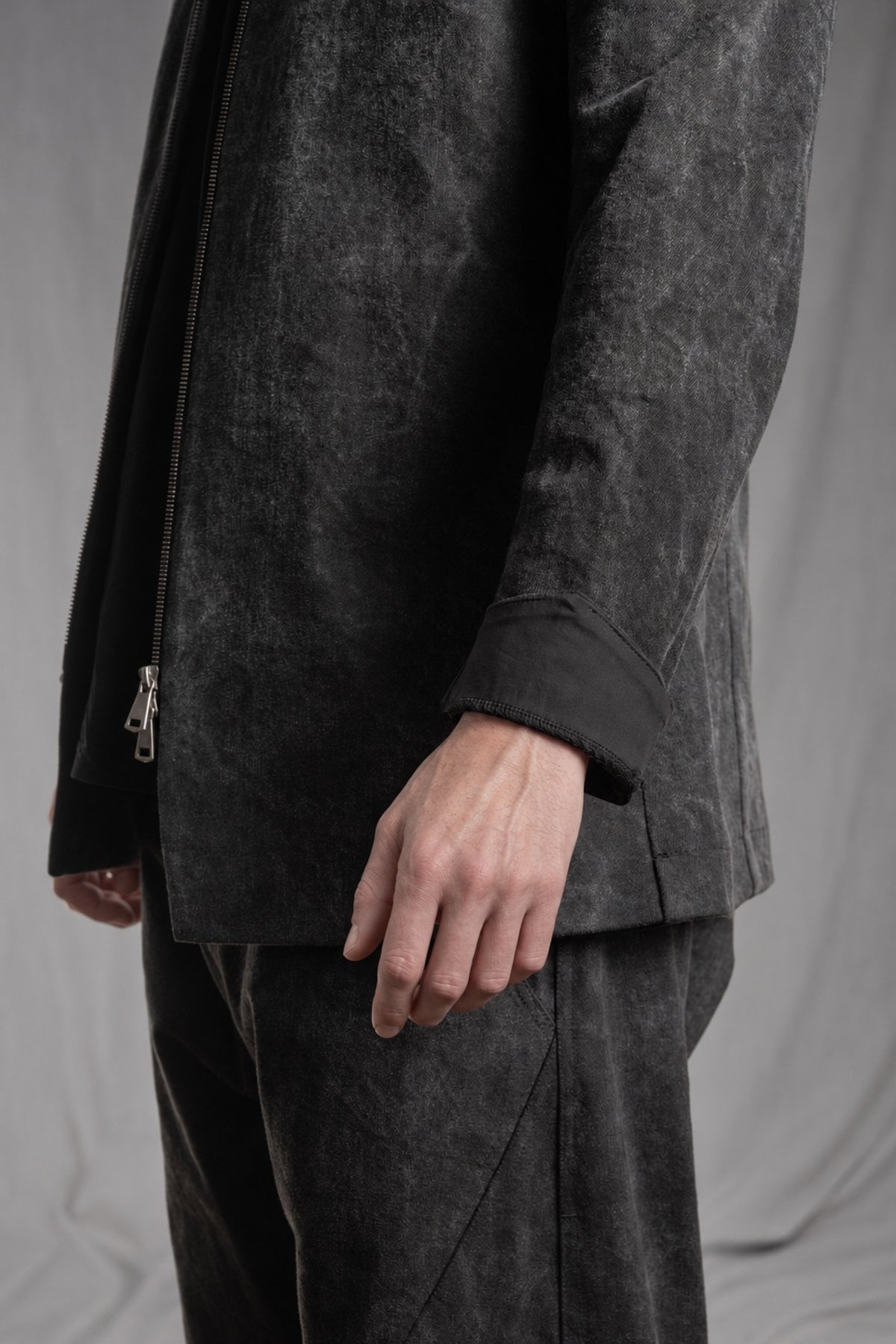 eigensinnig wien | Husserl | Außergewöhnliche Designer-Bikerjacke aus Soft-Touch-Denim in Dirty Grey