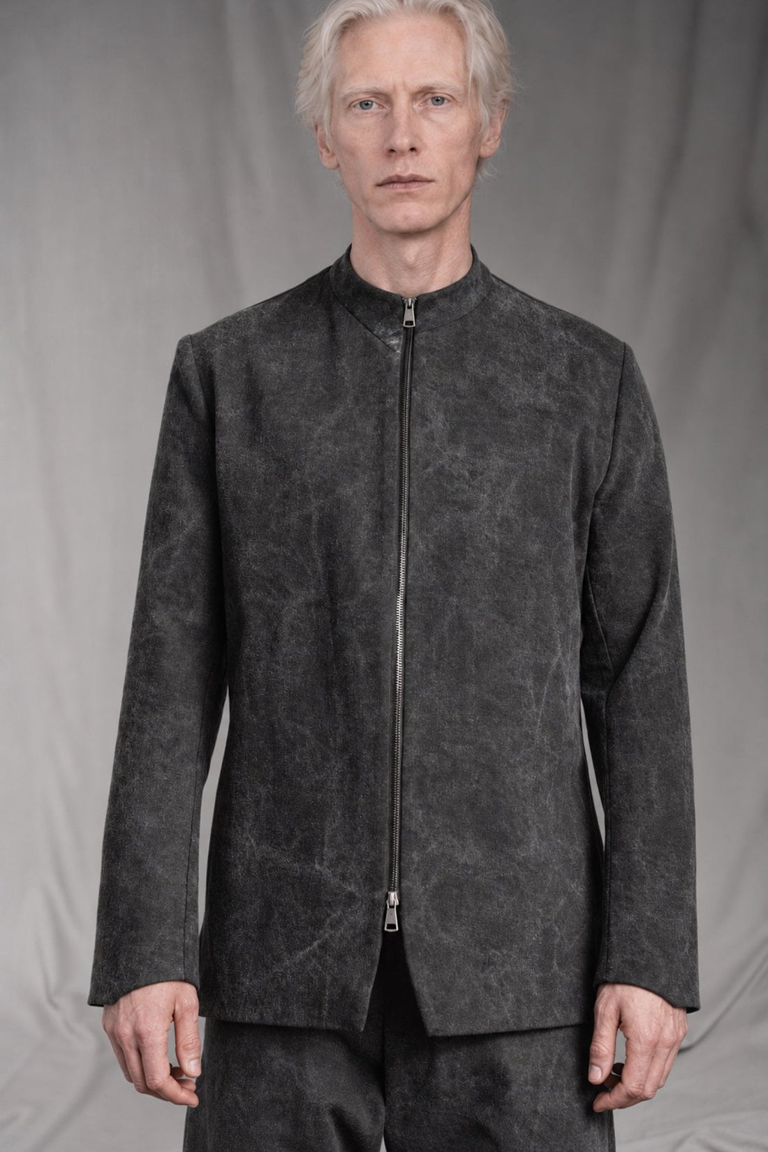 eigensinnig wien | Husserl | Außergewöhnliche Designer-Bikerjacke aus Soft-Touch-Denim in Dirty Grey
