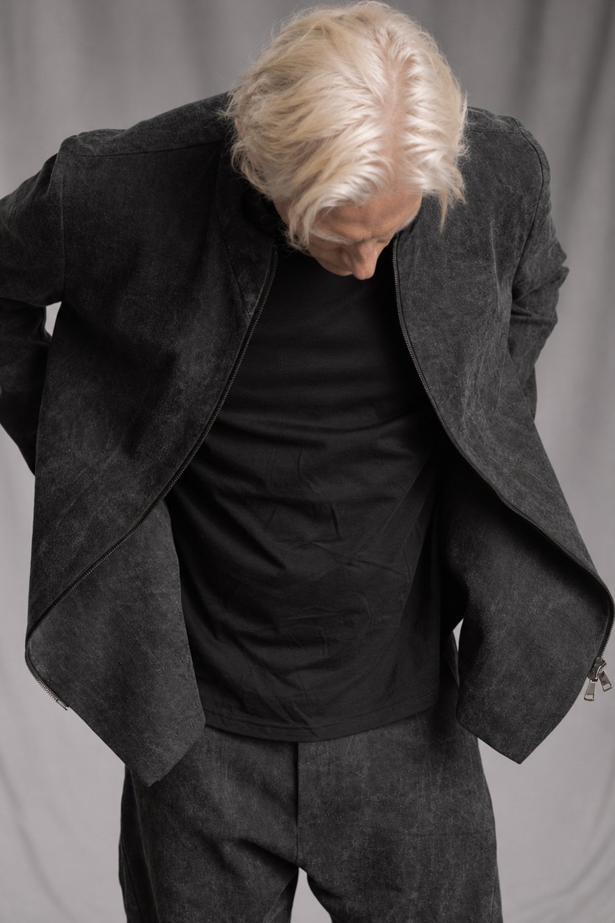 eigensinnig wien | Husserl | Außergewöhnliche Designer-Bikerjacke aus Soft-Touch-Denim in Dirty Grey