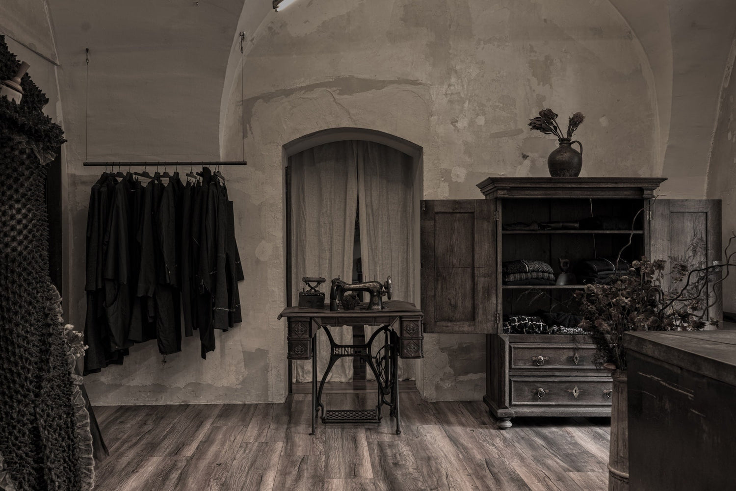 eigensinnig wien Modegalerie. Dark Fashion Store in Wien mit historischem Interieur und Designerkleidung.