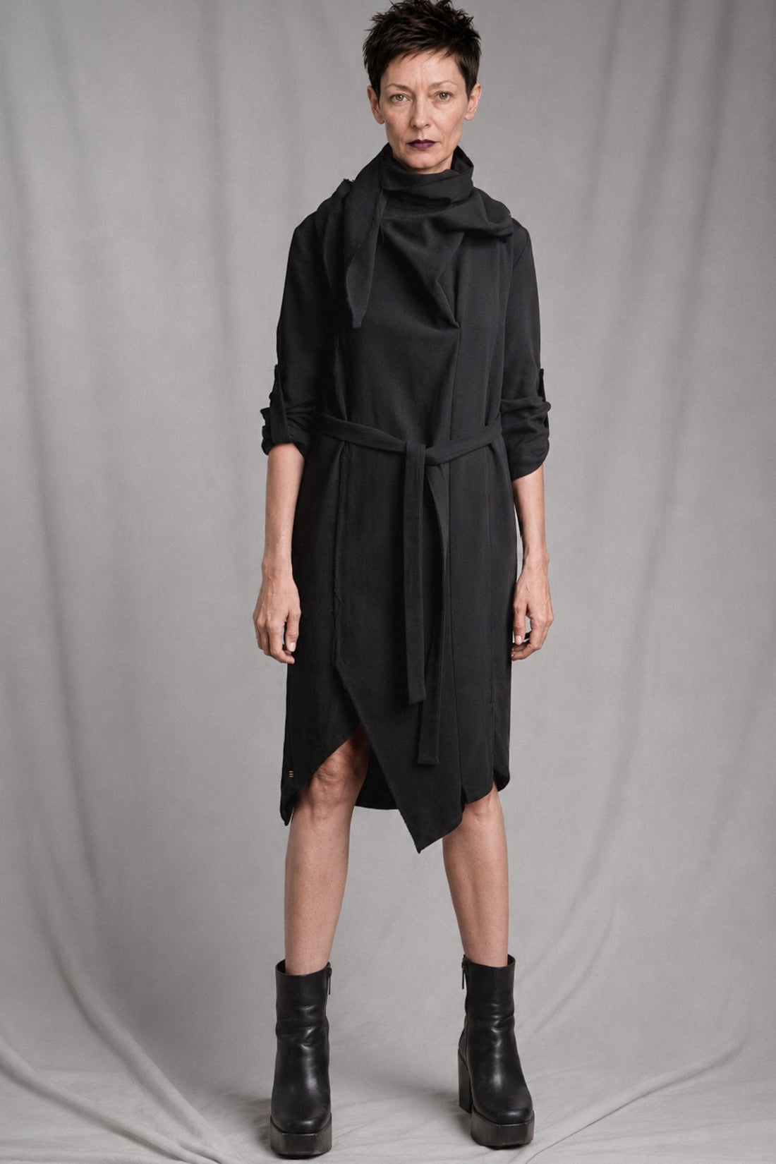 eigensinnig wien | Ivraie | Extravagantes schwarzes Avantgarde-Kleid mit Schal