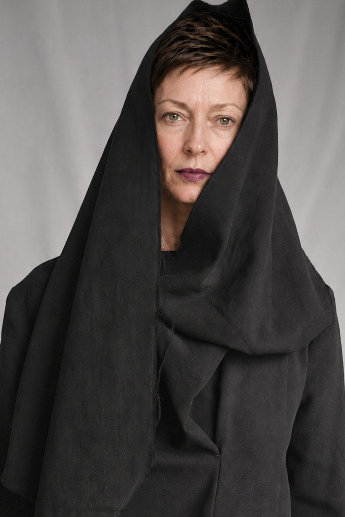 eigensinnig wien | Ivraie | Extravagantes schwarzes Avantgarde-Kleid mit Schal