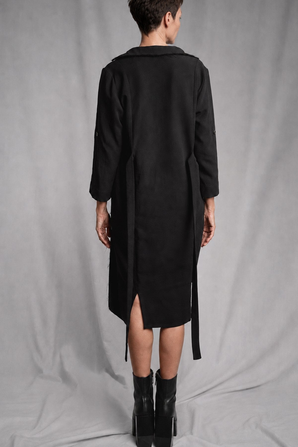 eigensinnig wien | Ivraie | Extravagantes schwarzes Avantgarde-Kleid mit Schal
