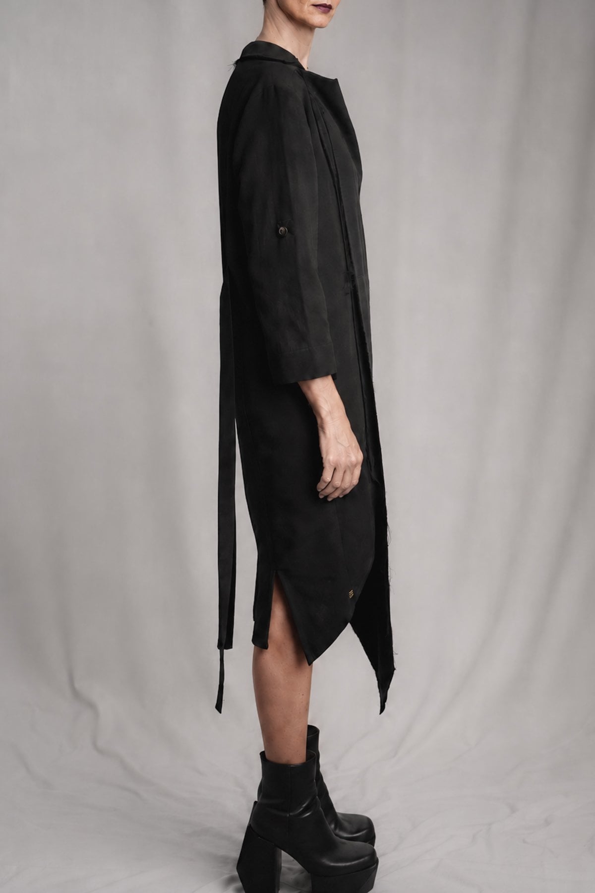 eigensinnig wien | Ivraie | Extravagantes schwarzes Avantgarde-Kleid mit Schal