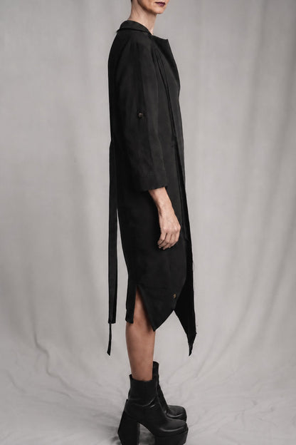 eigensinnig wien | Ivraie | Extravagantes schwarzes Avantgarde-Kleid mit Schal