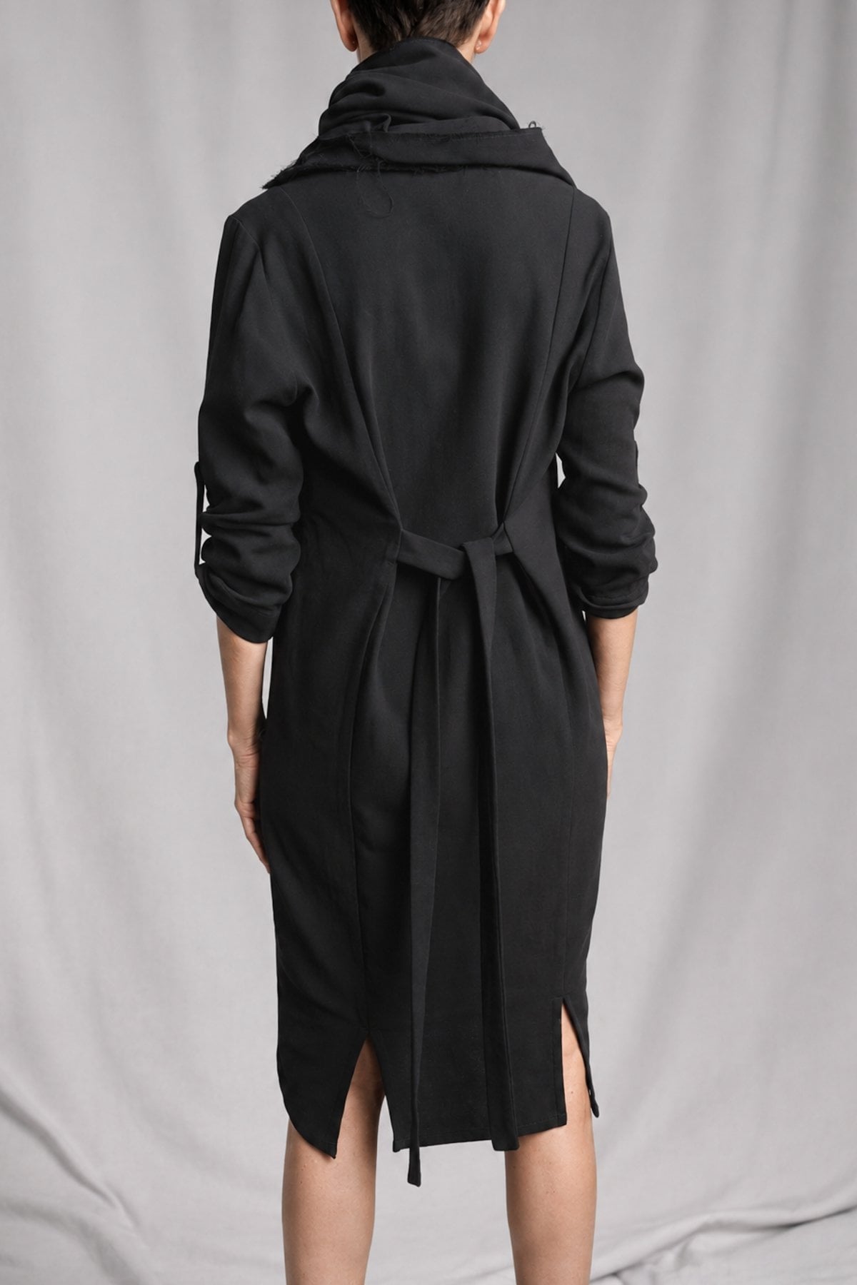 eigensinnig wien | Ivraie | Extravagantes schwarzes Avantgarde-Kleid mit Schal