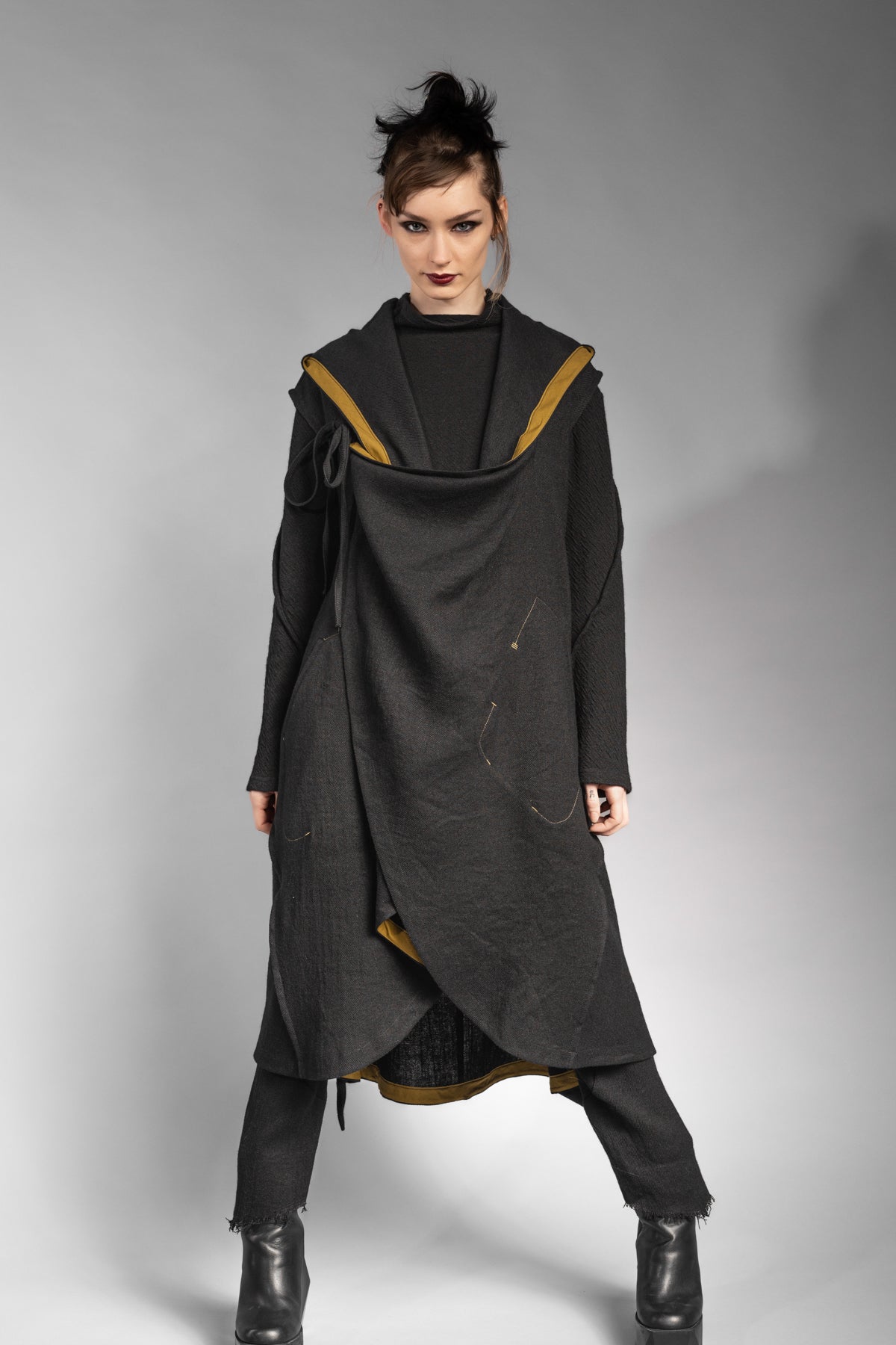 eigensinnig wien | Kalunga | Langer, ärmelloser Cardigan mit Kapuze in Schwarz