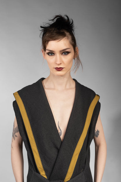 eigensinnig wien | Kalunga | Langer, ärmelloser Cardigan mit Kapuze in Schwarz