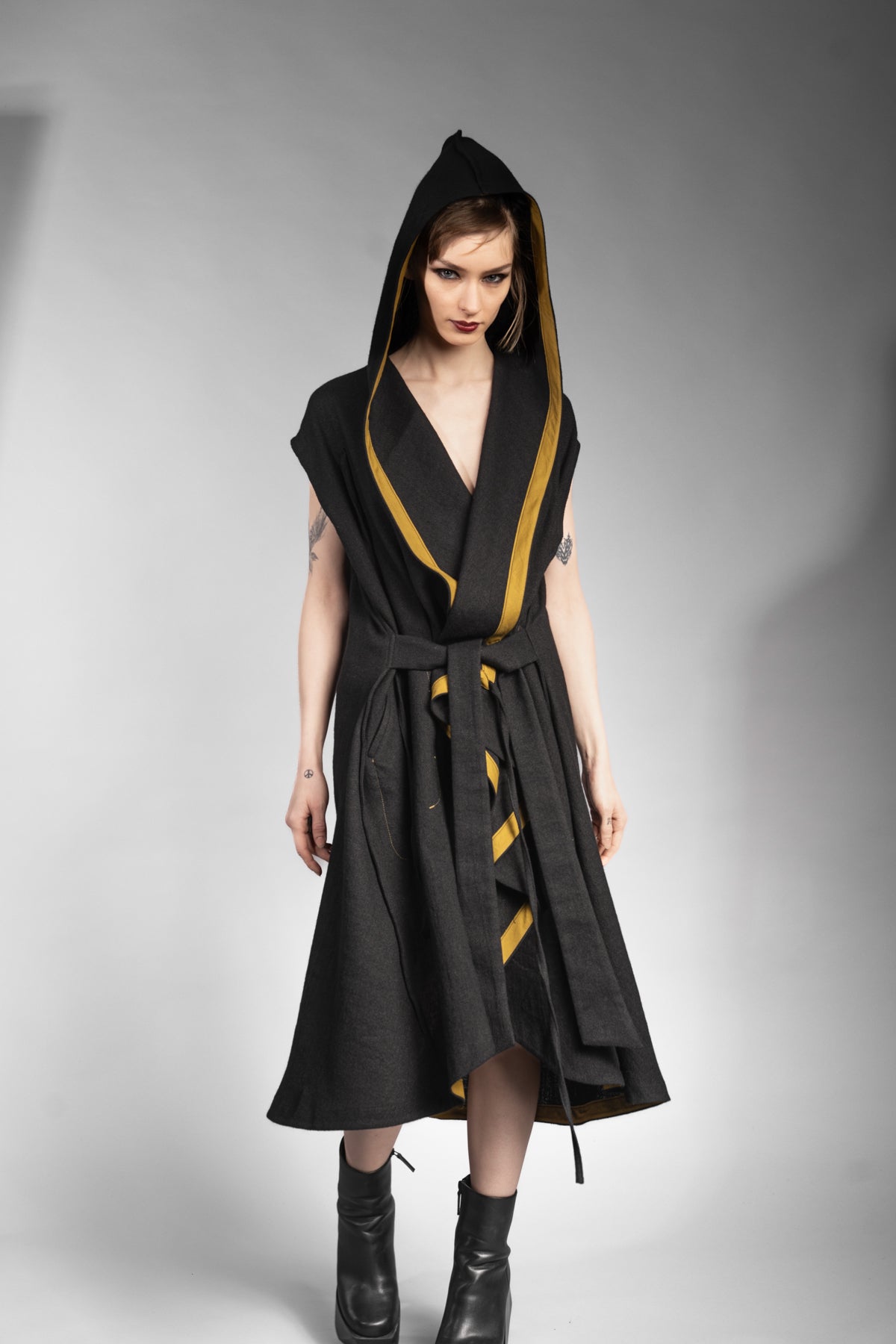 eigensinnig wien | Kalunga | Langer, ärmelloser Cardigan mit Kapuze in Schwarz