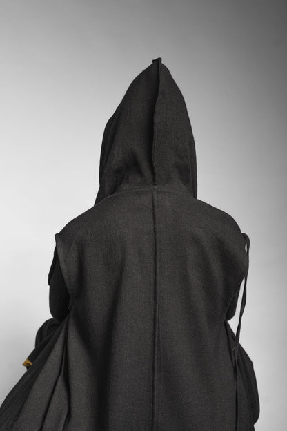 eigensinnig wien | Kalunga | Langer, ärmelloser Cardigan mit Kapuze in Schwarz