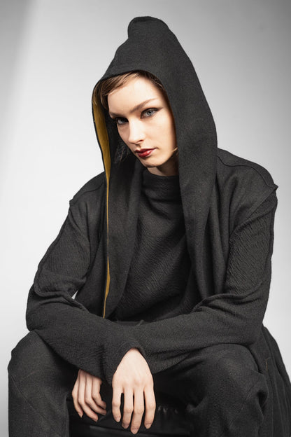 eigensinnig wien | Kalunga | Langer, ärmelloser Cardigan mit Kapuze in Schwarz