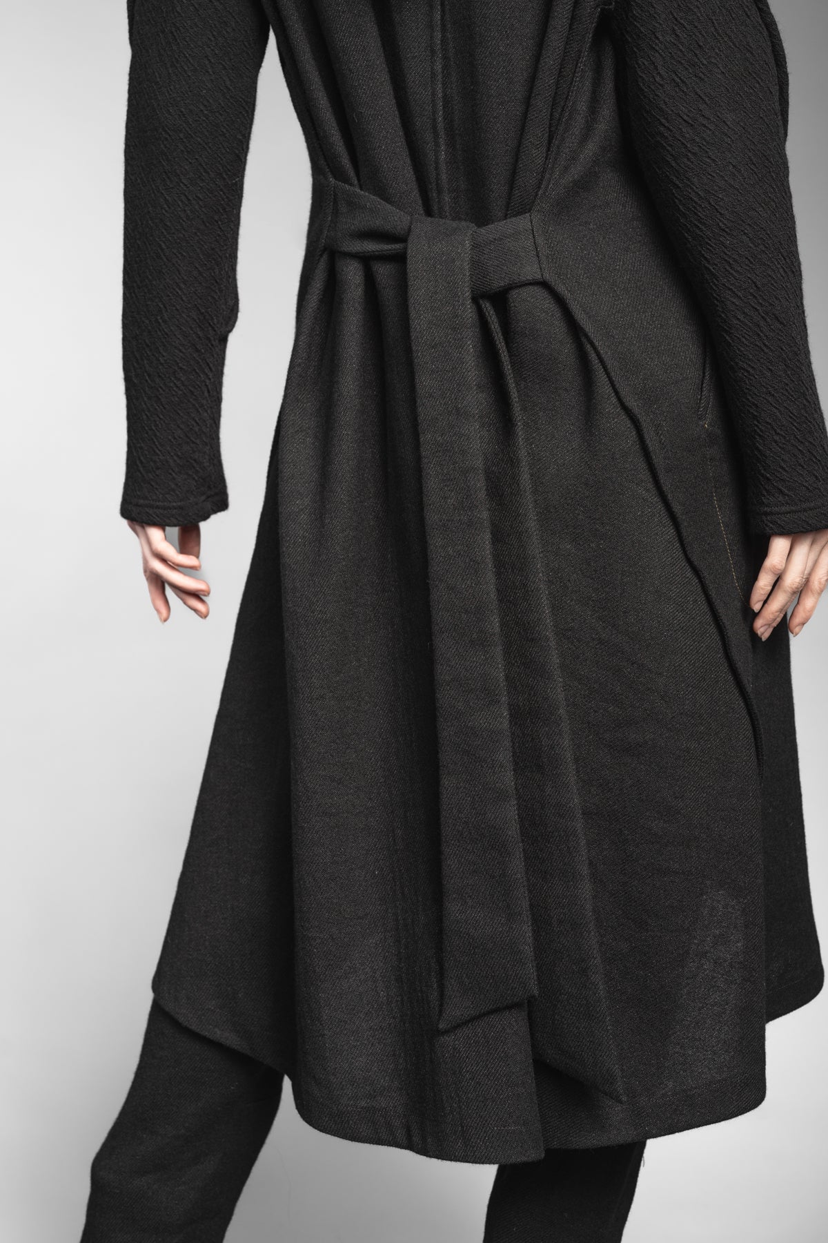 eigensinnig wien | Kalunga | Langer, ärmelloser Cardigan mit Kapuze in Schwarz