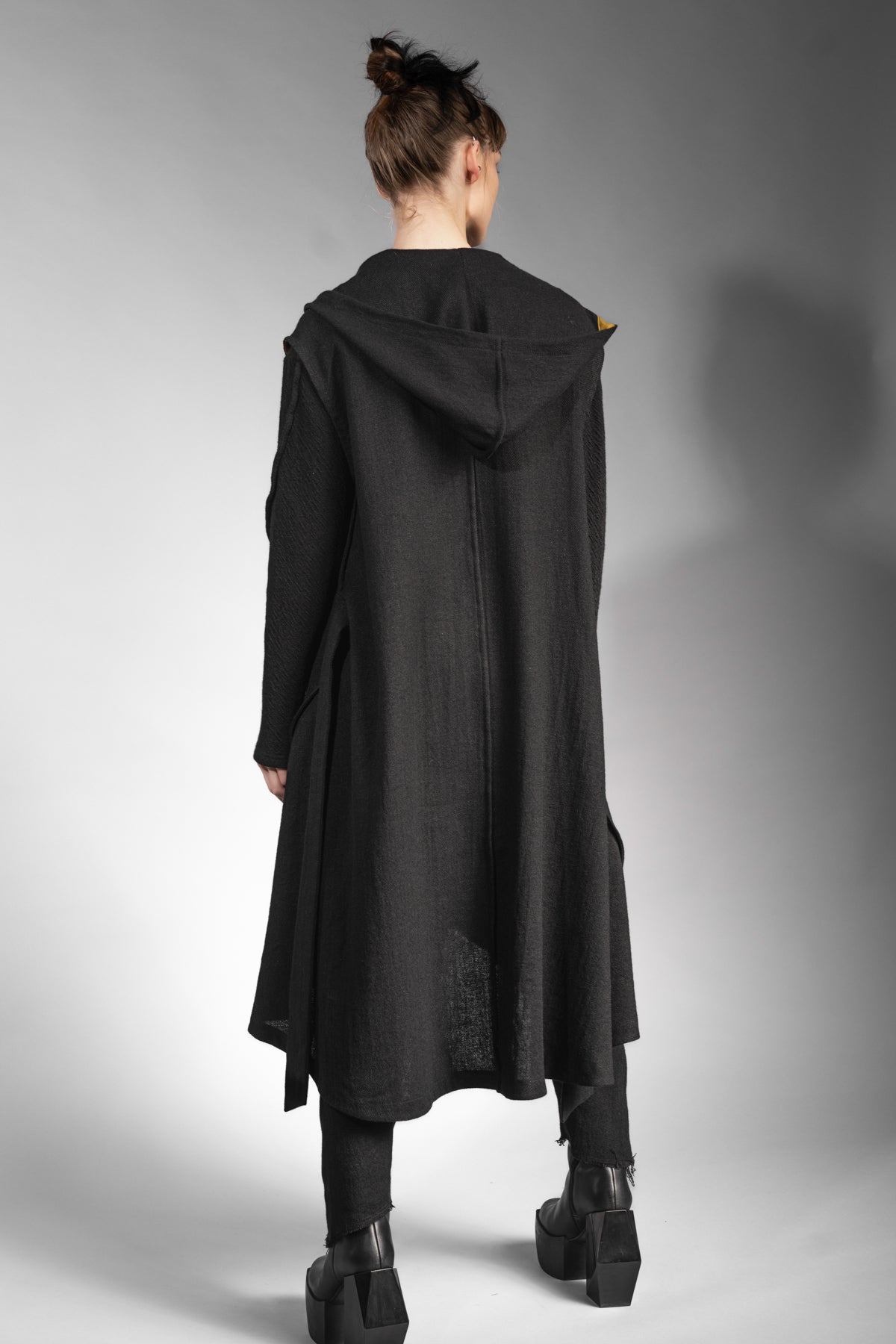 eigensinnig wien | Kalunga | Langer, ärmelloser Cardigan mit Kapuze in Schwarz