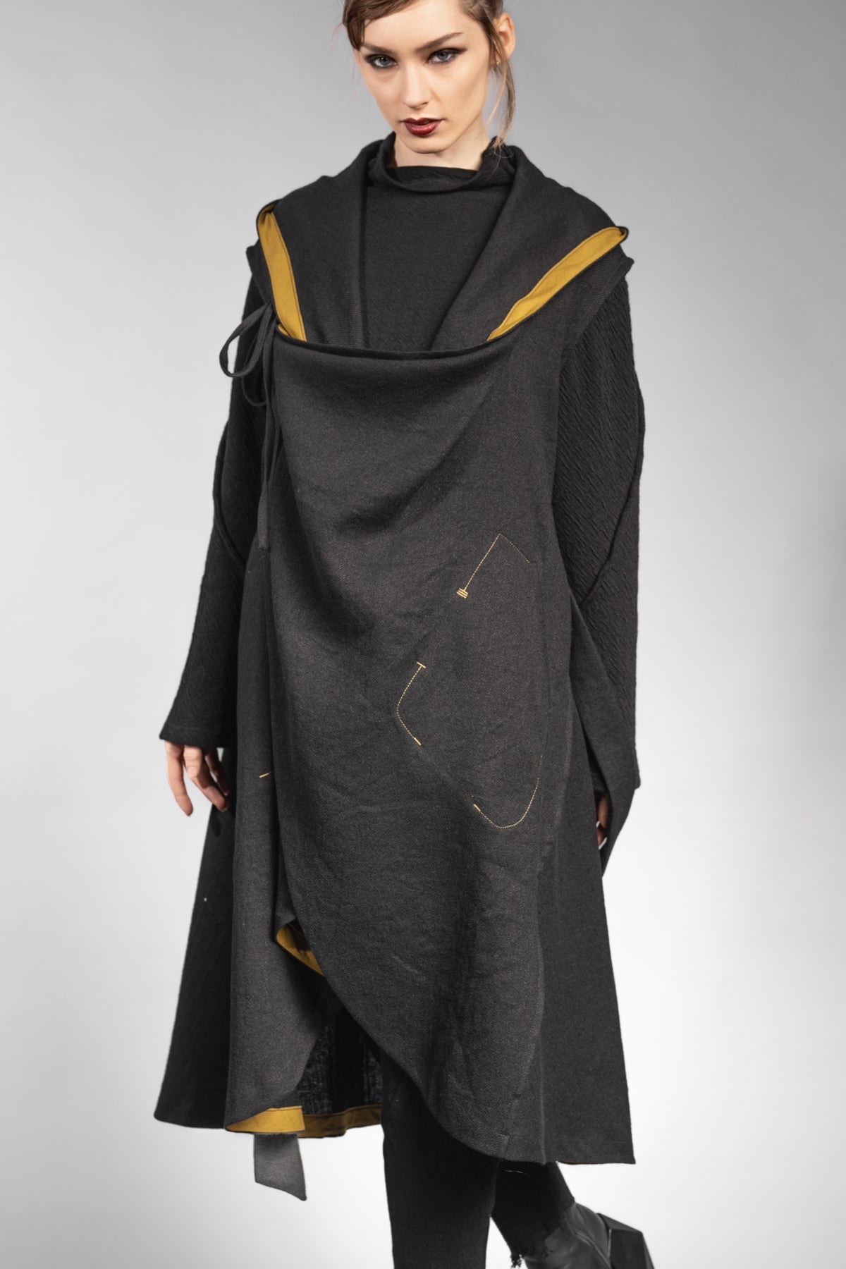 eigensinnig wien | Kalunga | Langer, ärmelloser Cardigan mit Kapuze in Schwarz