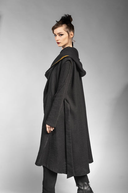 eigensinnig wien | Kalunga | Langer, ärmelloser Cardigan mit Kapuze in Schwarz